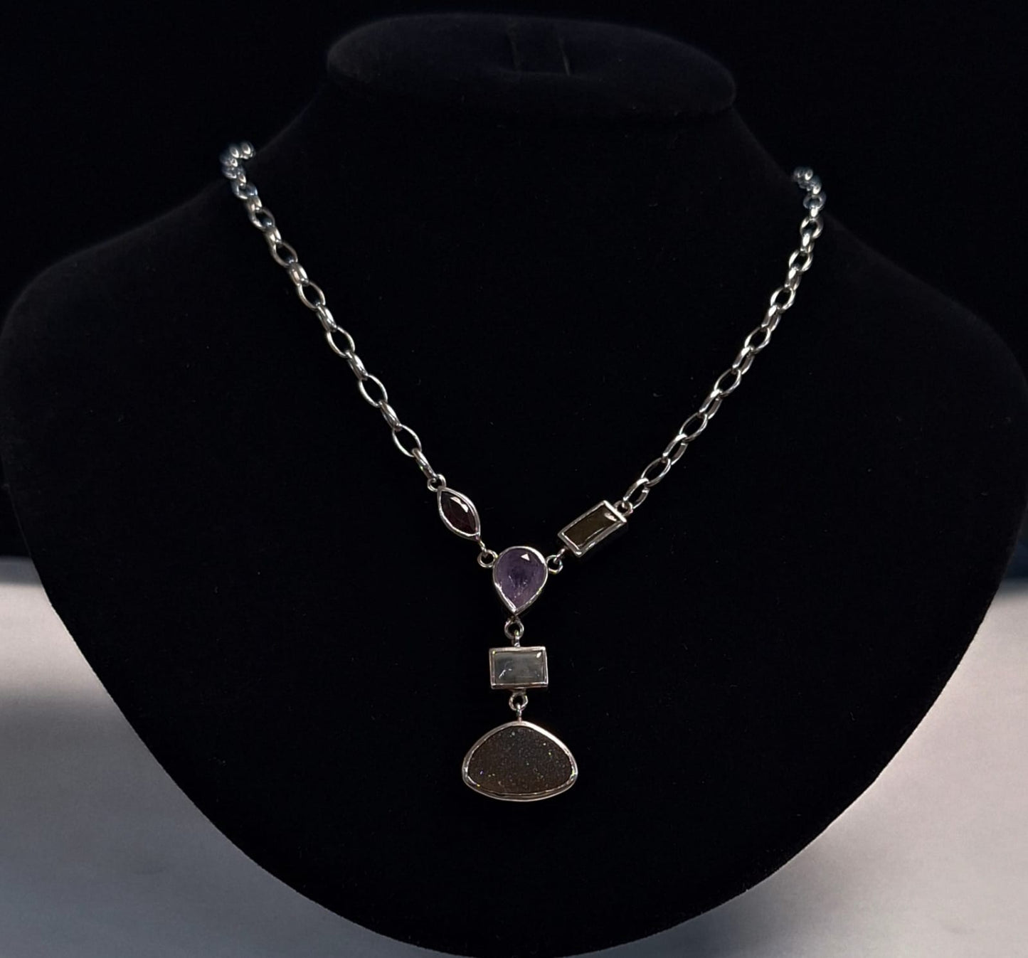 COLLAR CON INCRUSTACIONES DE AMASTISTA , CUARZO Y GRANATE  EN PLATA LEY 925