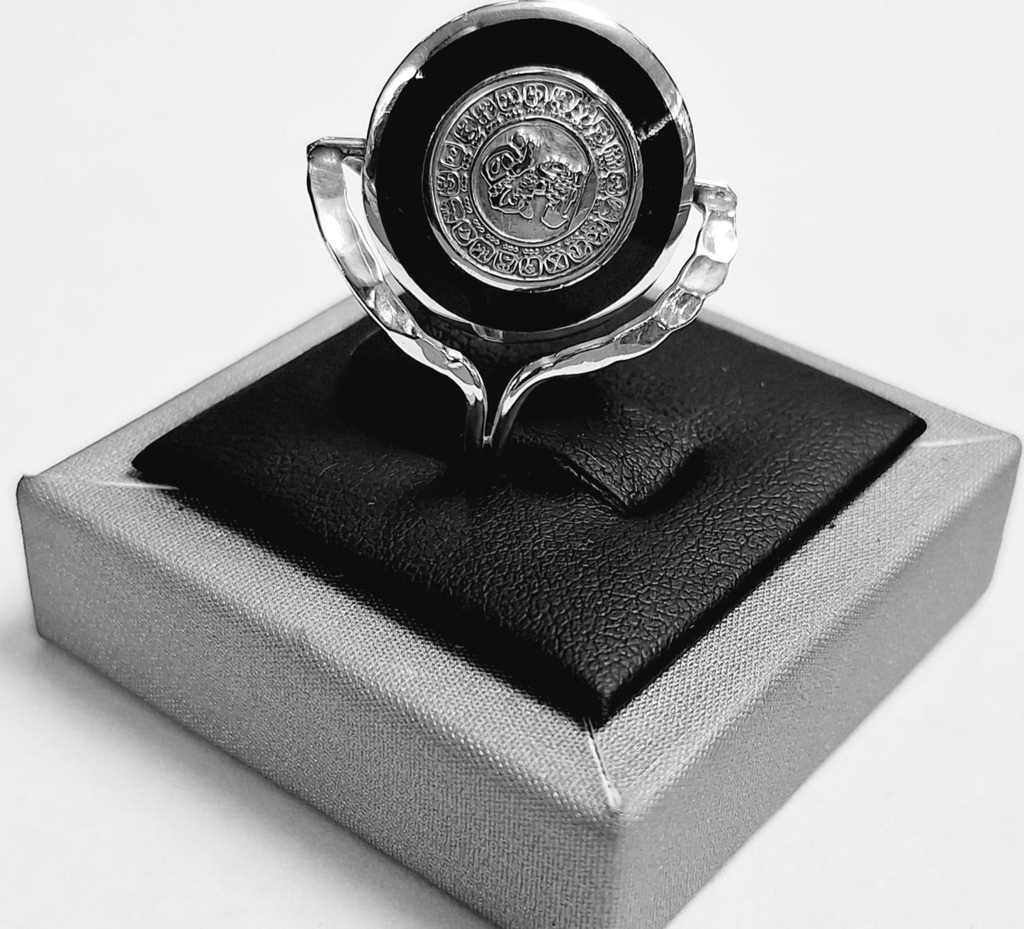 ANILLO MARTILLADO DOBLE VISTA  CALENDARIO MAYA EN PLATA LEY 925