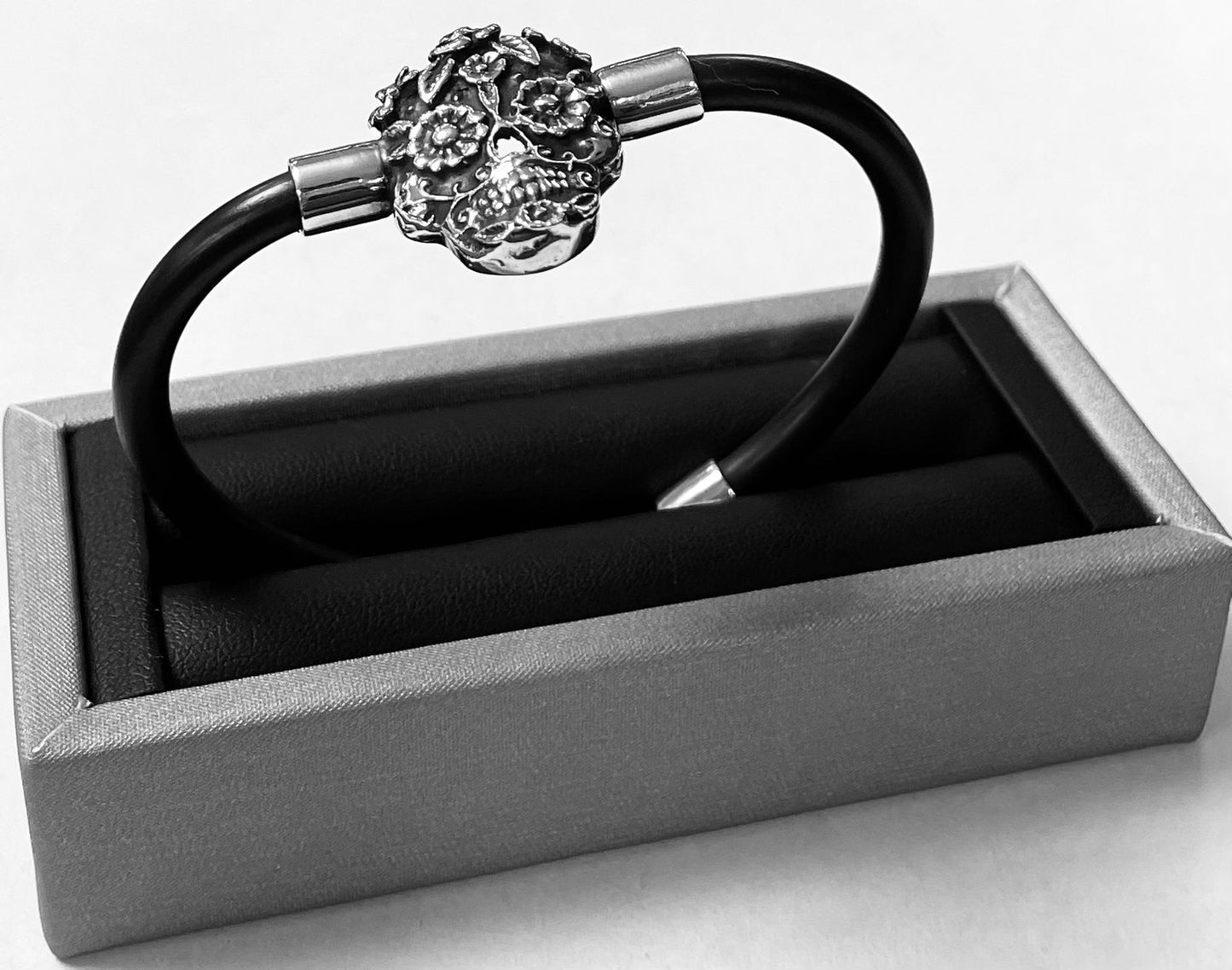 BRAZALETE EN PLATA LEY 925 CON CAUCHO