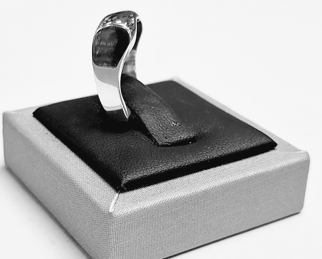 ANILLO EN PLATA LEY 925