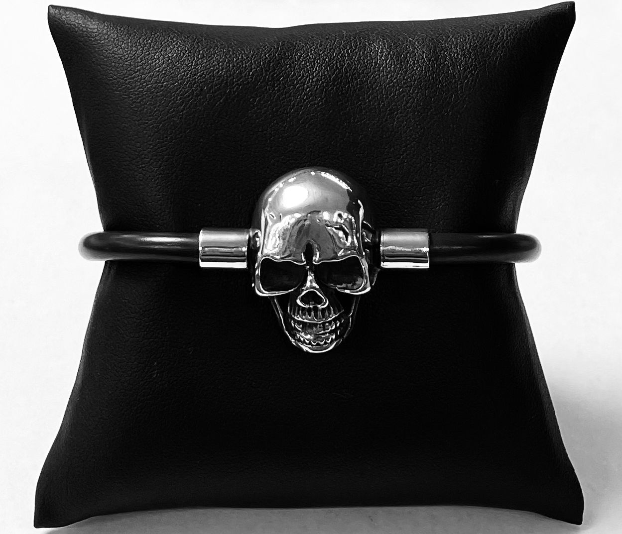 BRAZALETE CRANEO EN PLATA LEY 925 CON CAUCHO