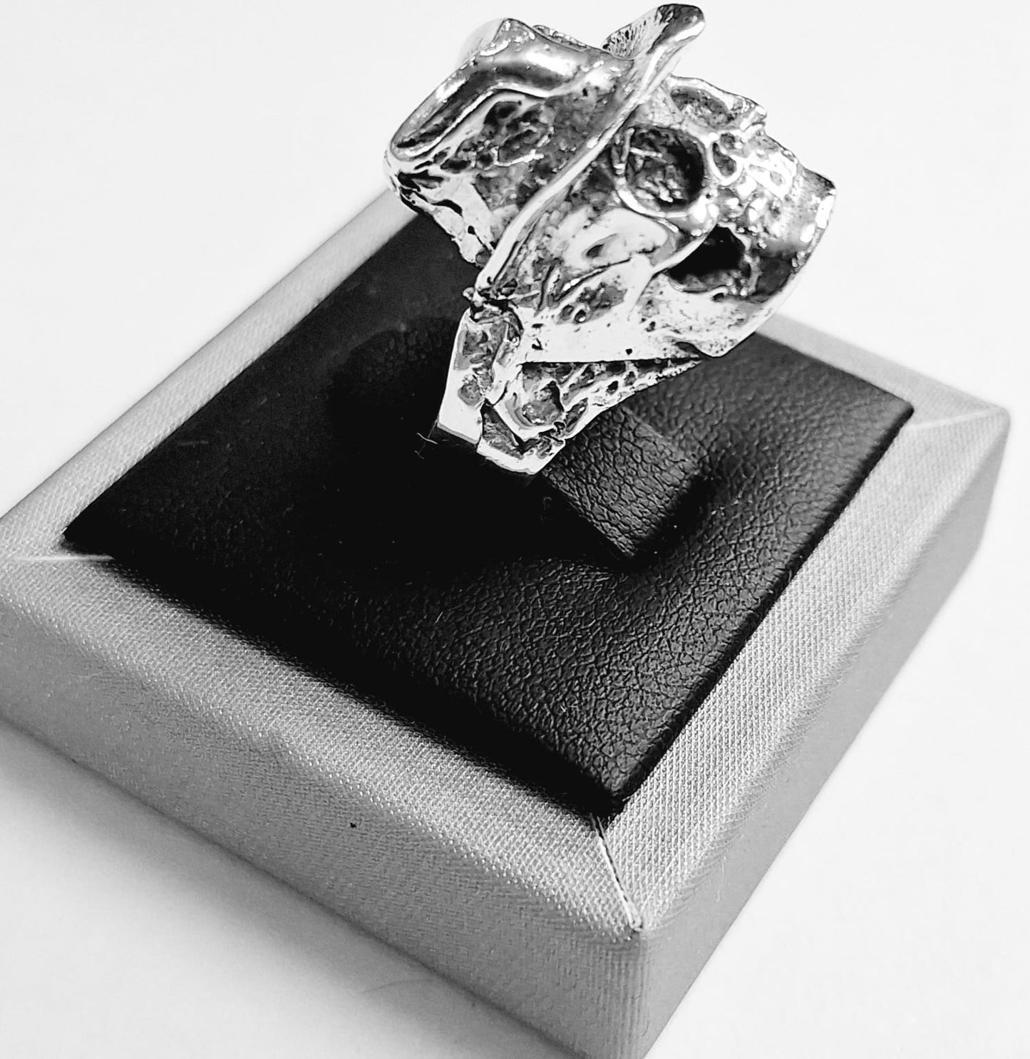 ANILLO CALAVERA SOMBRERO EN PLATA LEY 925