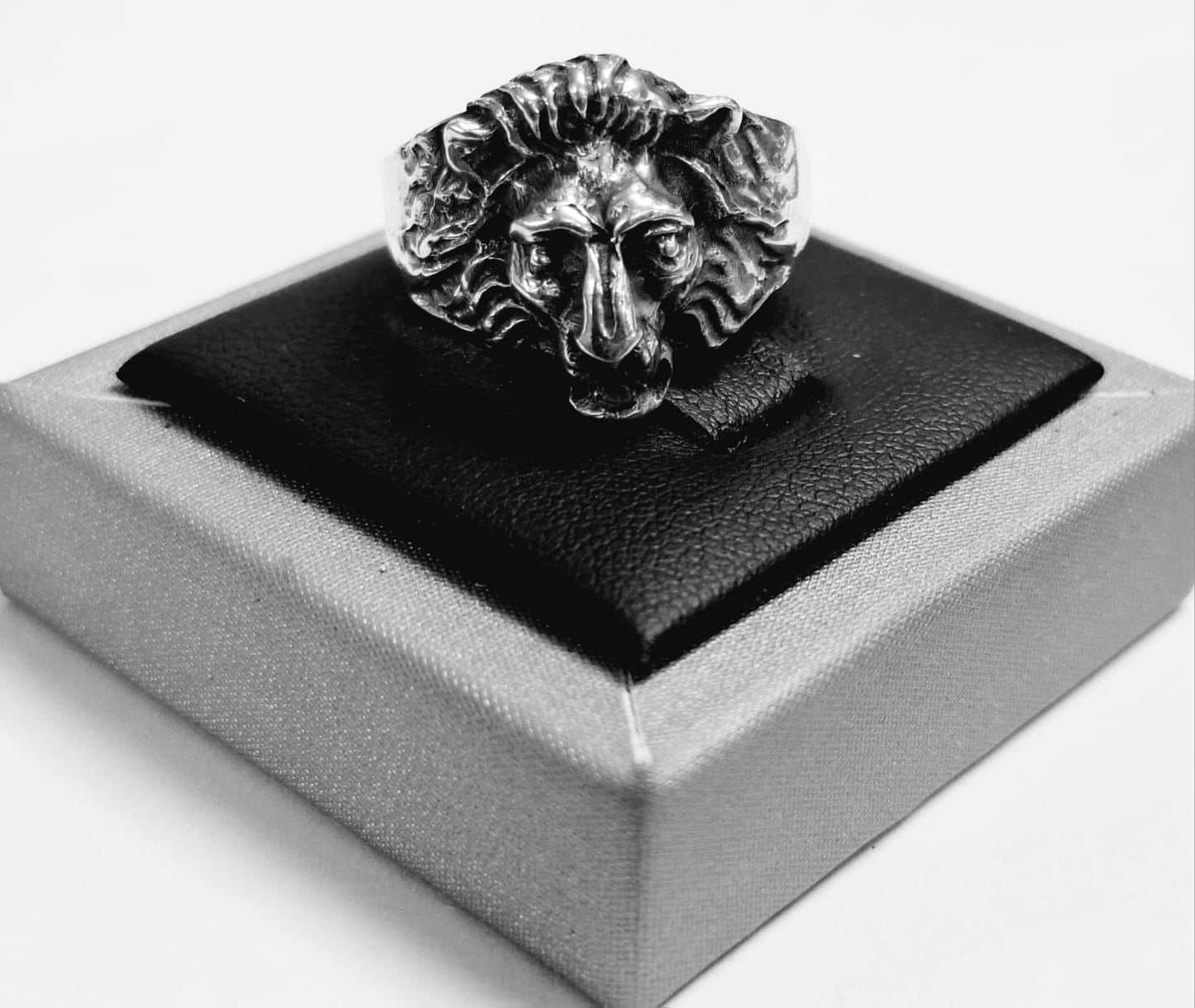 ANILLO CABEZA DE LEON EN PLATA LEY 925