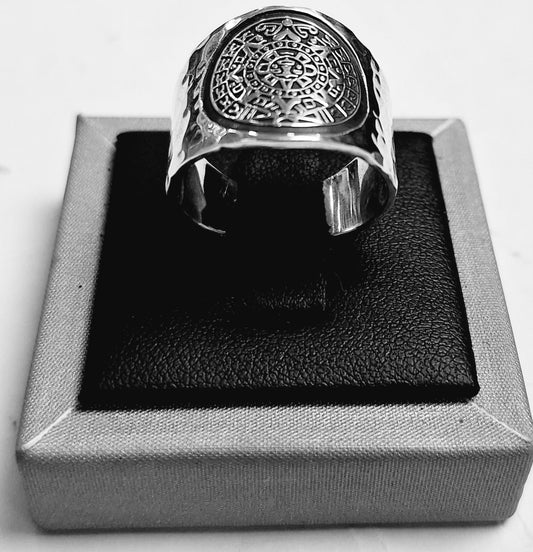 ANILLO MARTILLADO CON CALENDARIO AZTECA EN PLATA LEY 925