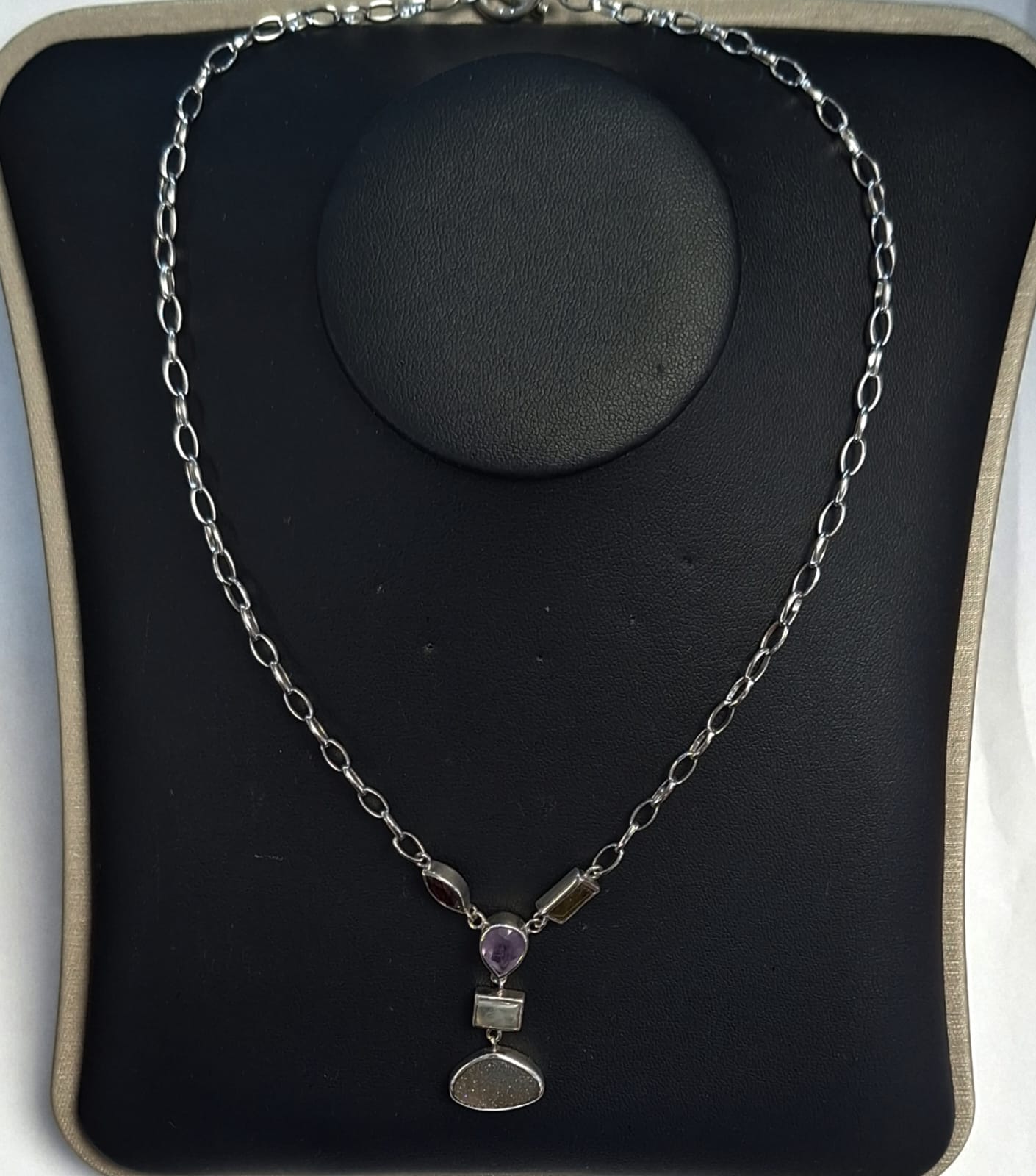 COLLAR CON INCRUSTACIONES DE AMASTISTA , CUARZO Y GRANATE  EN PLATA LEY 925
