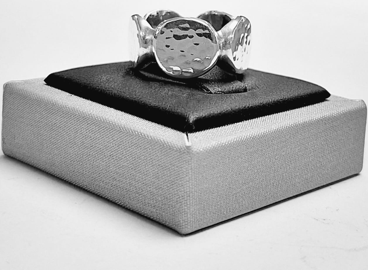 ANILLO MARTILLADO EN PLATA LEY 925