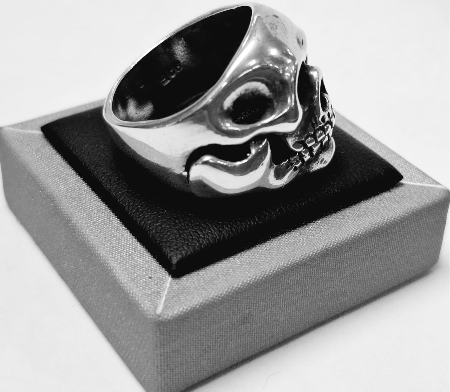 ANILLO CALAVERA EN PLATA LEY 925