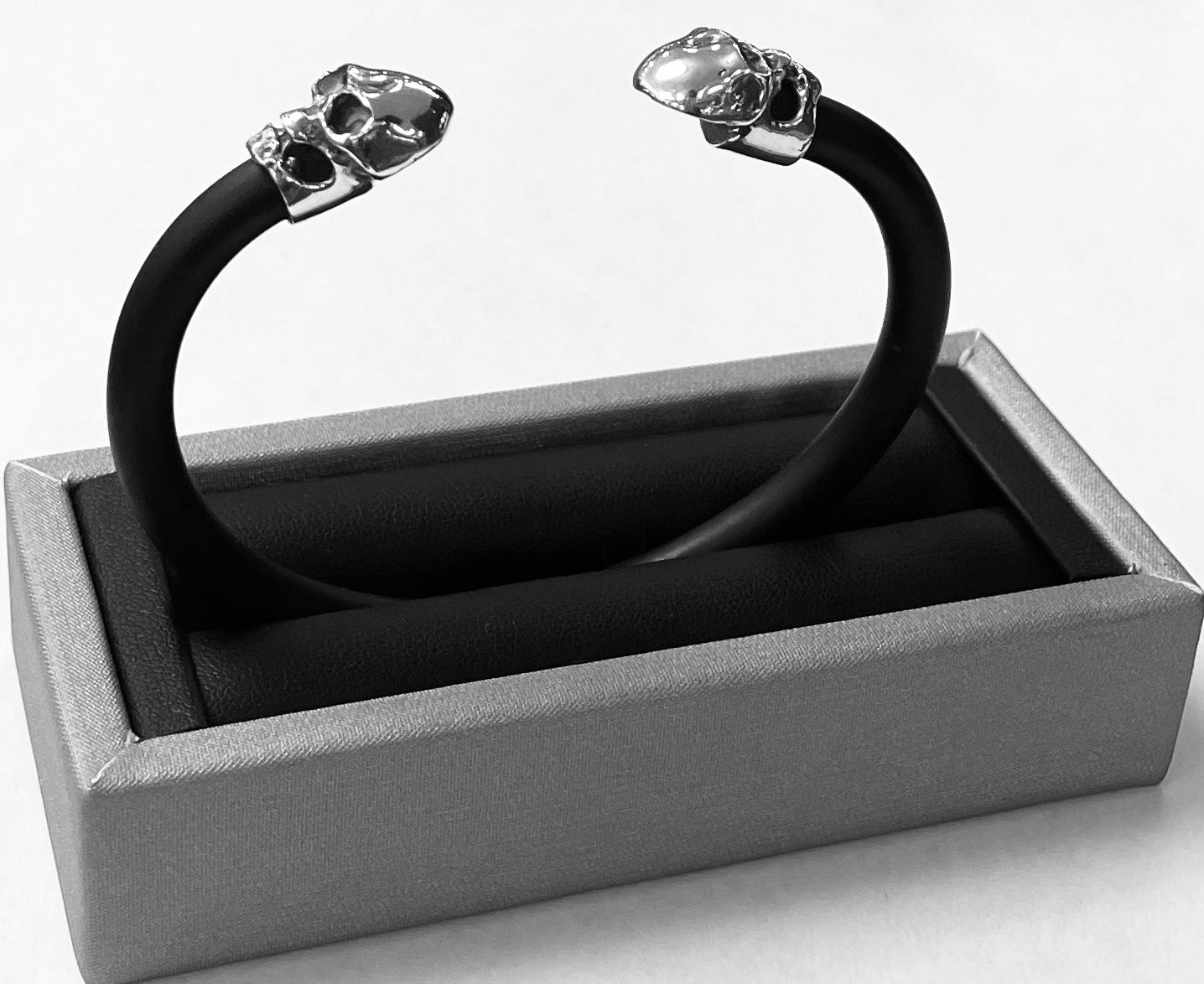 BRAZALETE EN PLATA LEY 925 CON CAUCHO