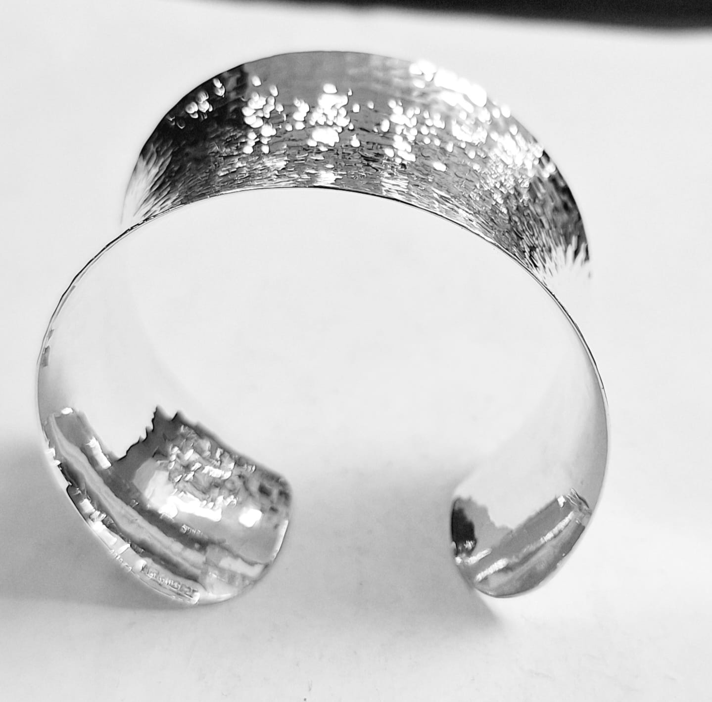 BRAZALETE MARTILLADO EN PLATA LEY 925