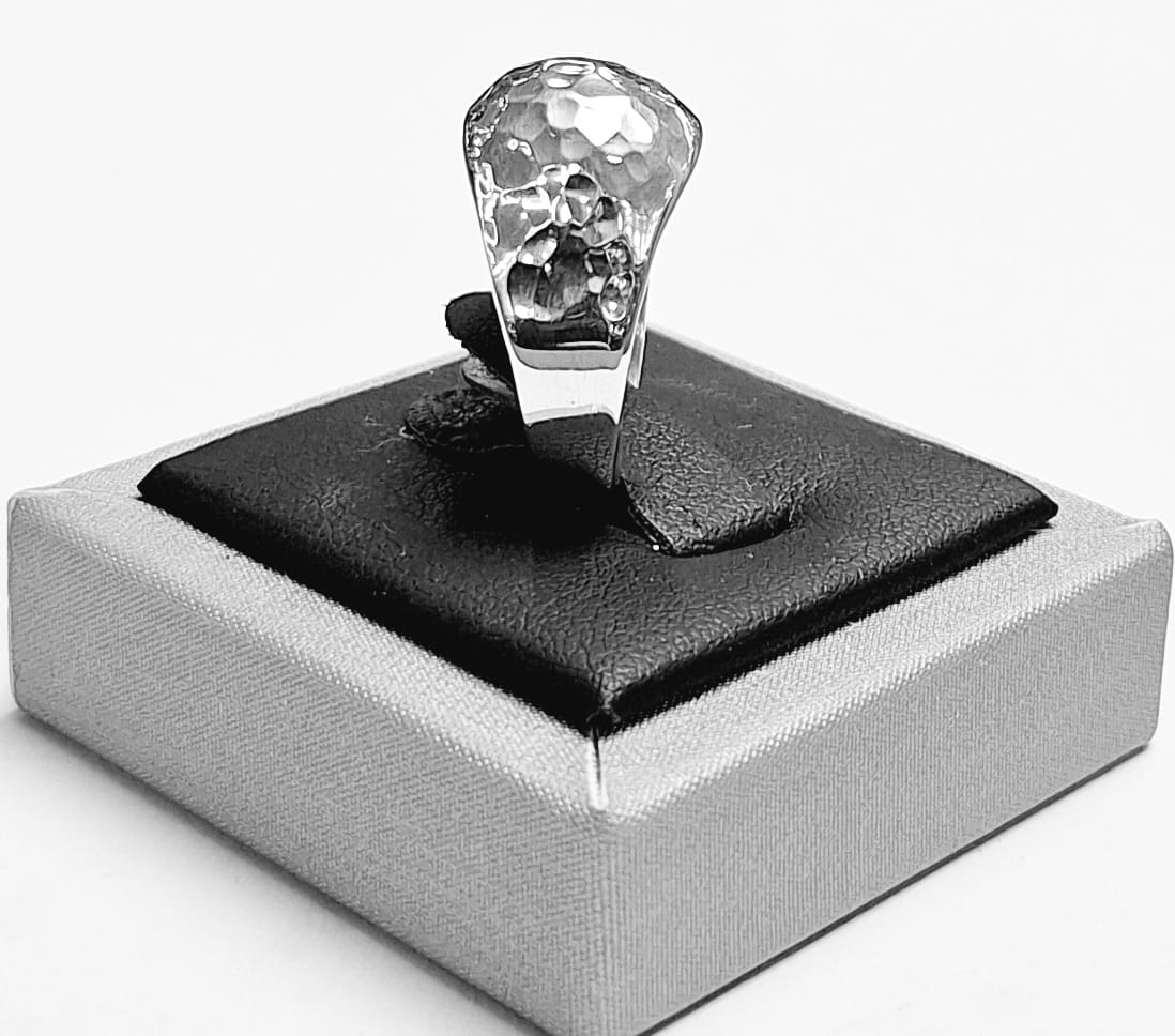ANILLO MARTILLADO EN PLATA LEY 925