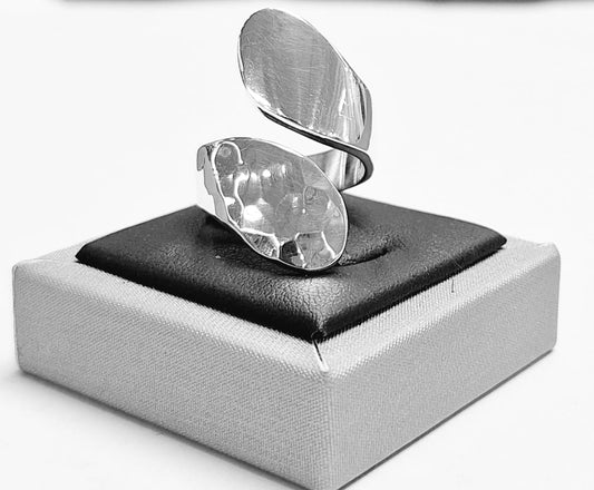 ANILLO MARTILLADO EN  PLATA 925