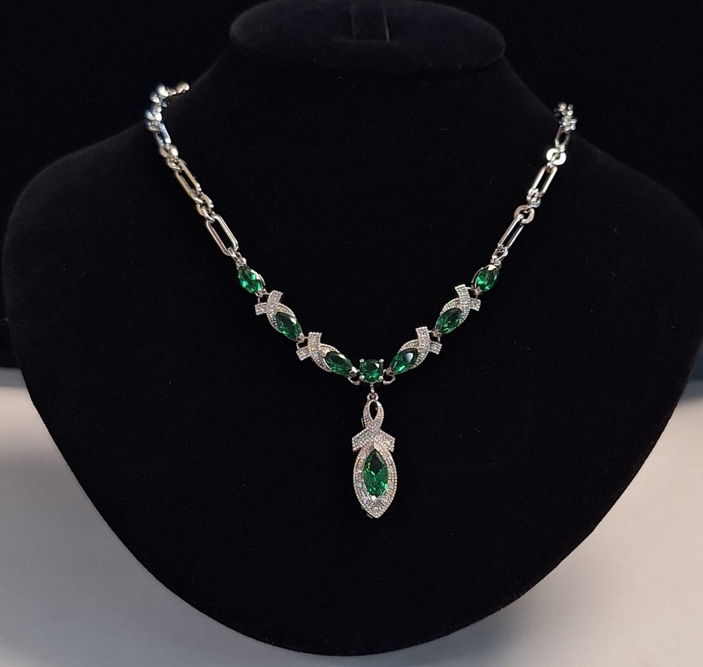 COLLAR CON INCRUSTACIONES DE ESMERALDA EN PLATA LEY 925