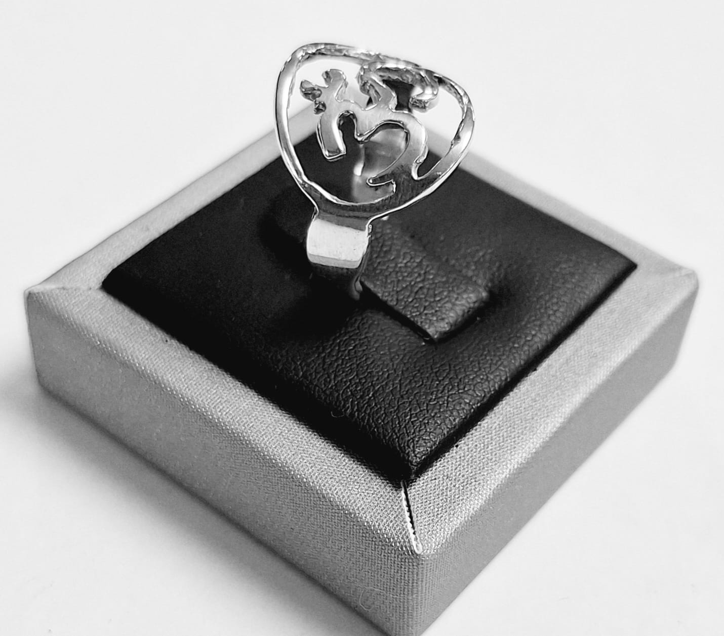 ANILLO SIMBOLO OM EN PLATA LEY 925