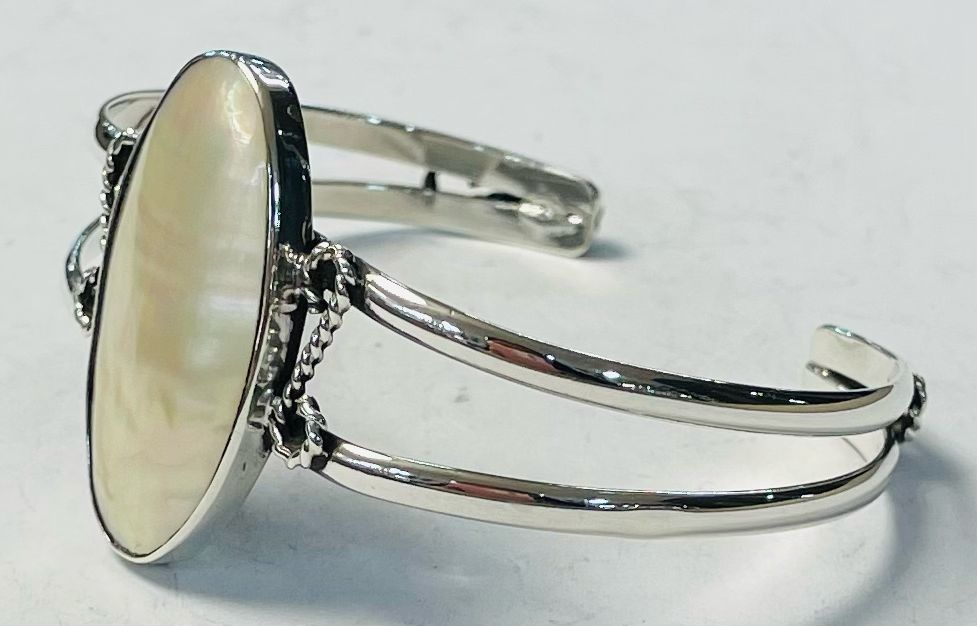 BRAZALETE CON CONCHA MADRE PERLA EN PLATA LEY 925