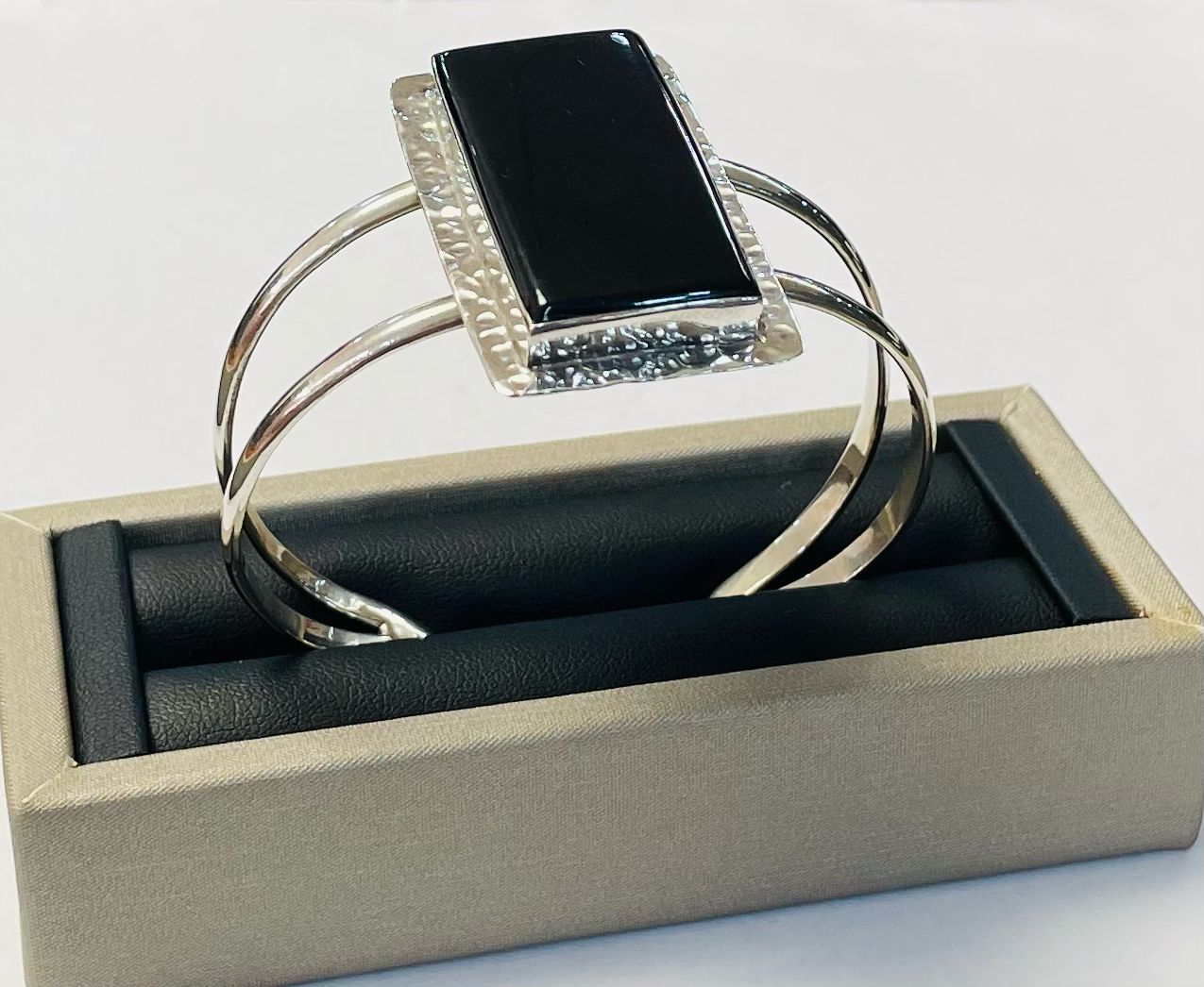 BRAZALETE EN PLATA LEY 925 CON OBSIDIANA