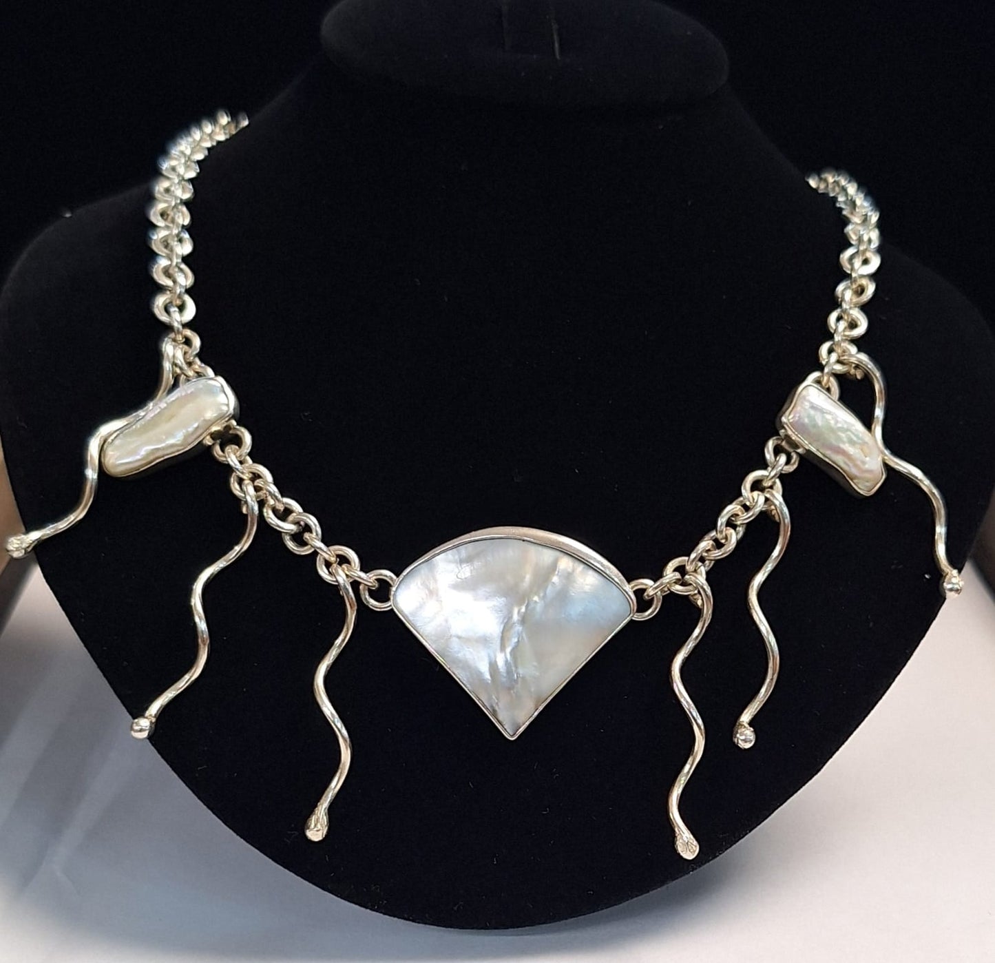 COLLAR CON INCRUSTACIONES DE CABUJÓN DE NÁCAR EN PLATA LEY 925