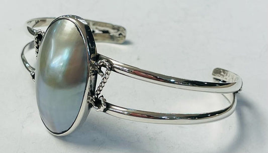 Brazalete con Concha Madre Perla en Plata Ley 925, vista frontal