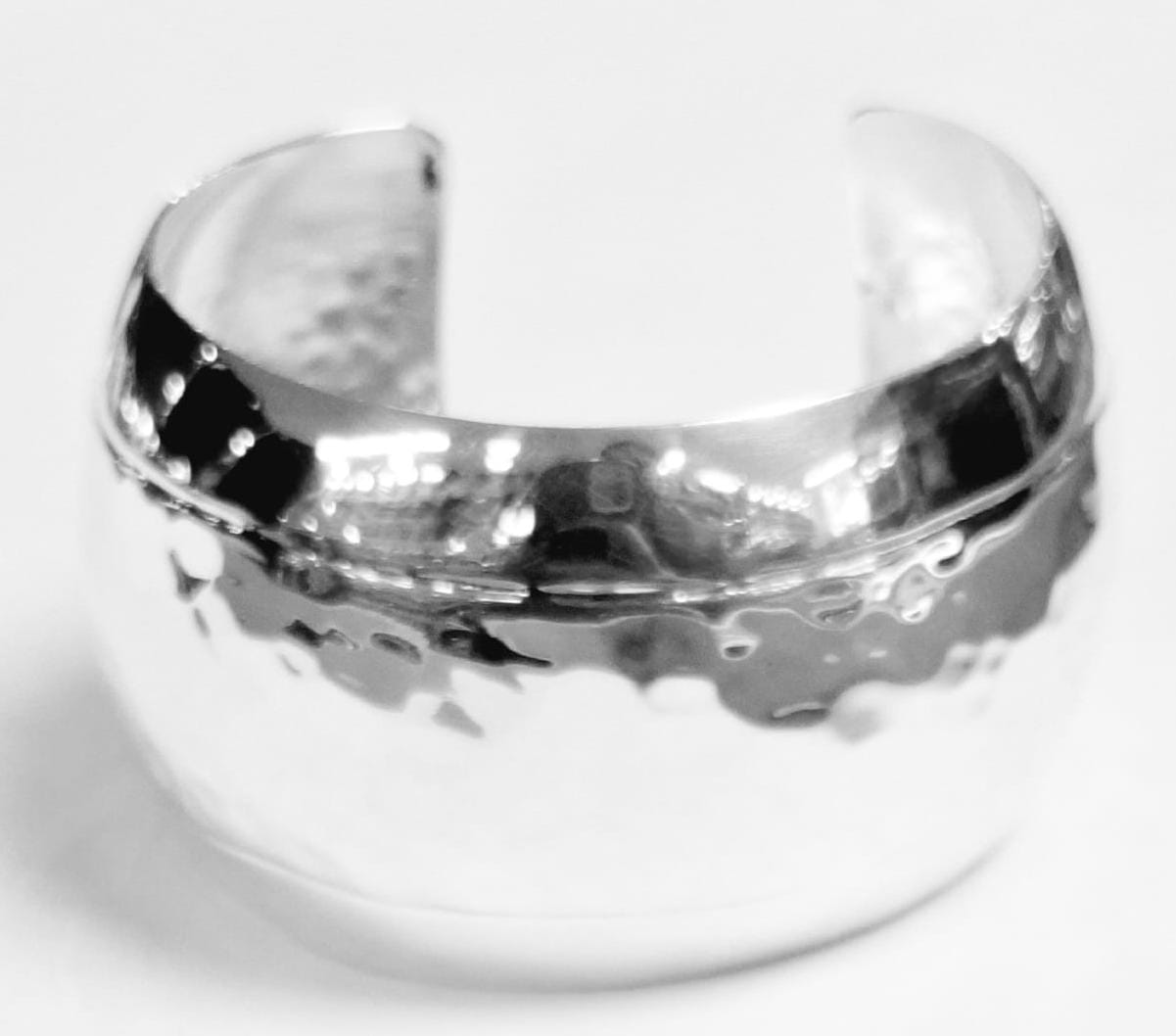 BRAZALETE MARTILLADO EN PLATA LEY 925