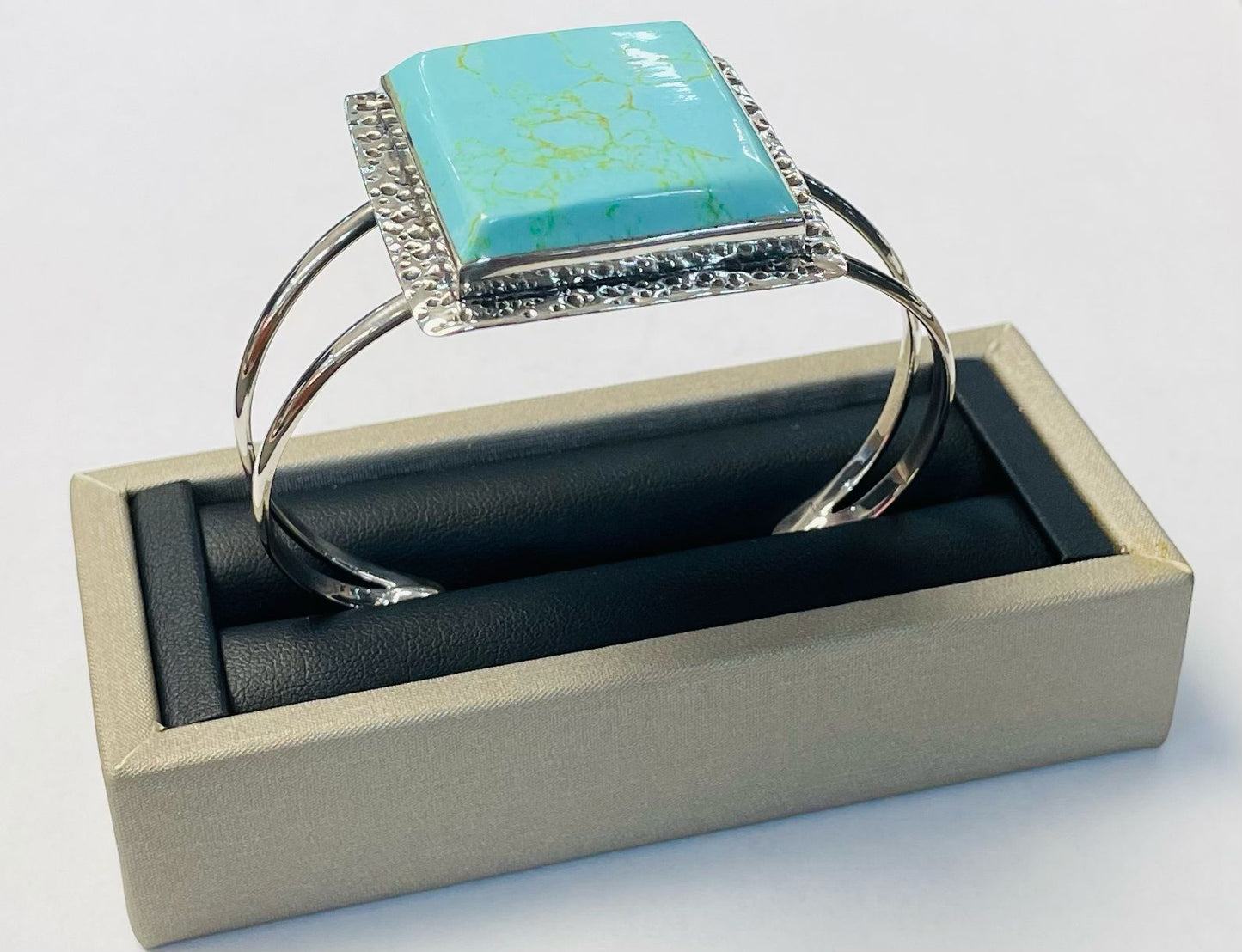 BRAZALETE EN PLATA LEY 925 CON TURQUESA