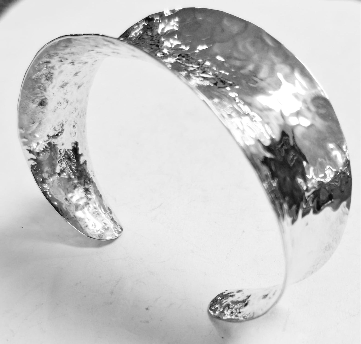BRAZALETE MARTILLADO EN PLATA LEY 950