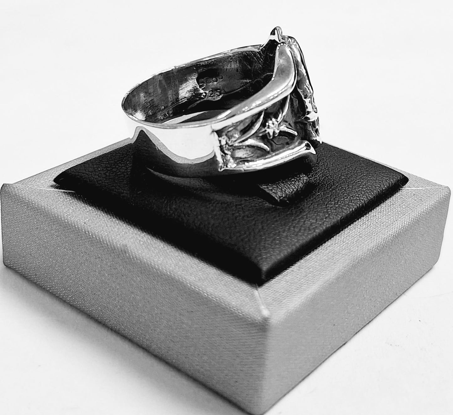 ANILLO CALAVERA EN PLATA LEY 925