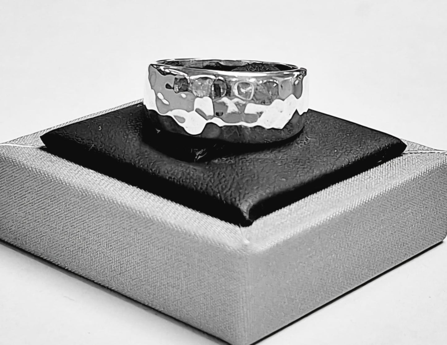 ANILLO MARTILLADO  EN  PLATA LEY 925