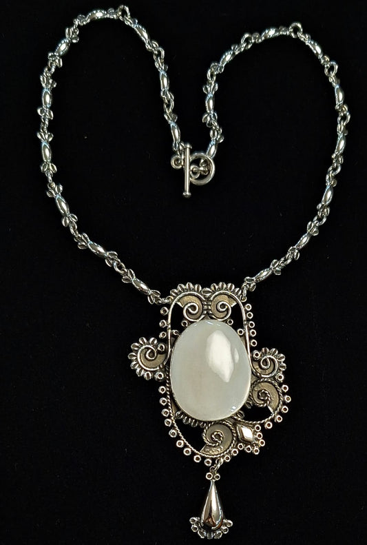 COLLAR VINTAGE CON CABUJON DE NACAR EN PLATA LEY 950