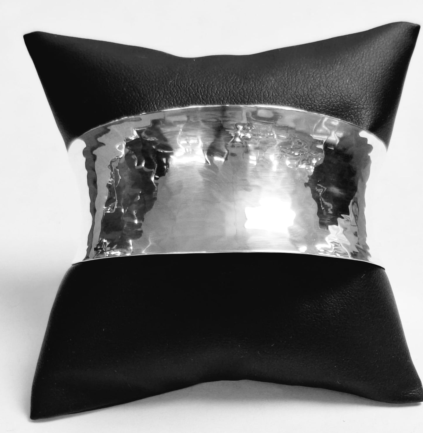 BRAZALETE MARTILLADO EN PLATA LEY 950