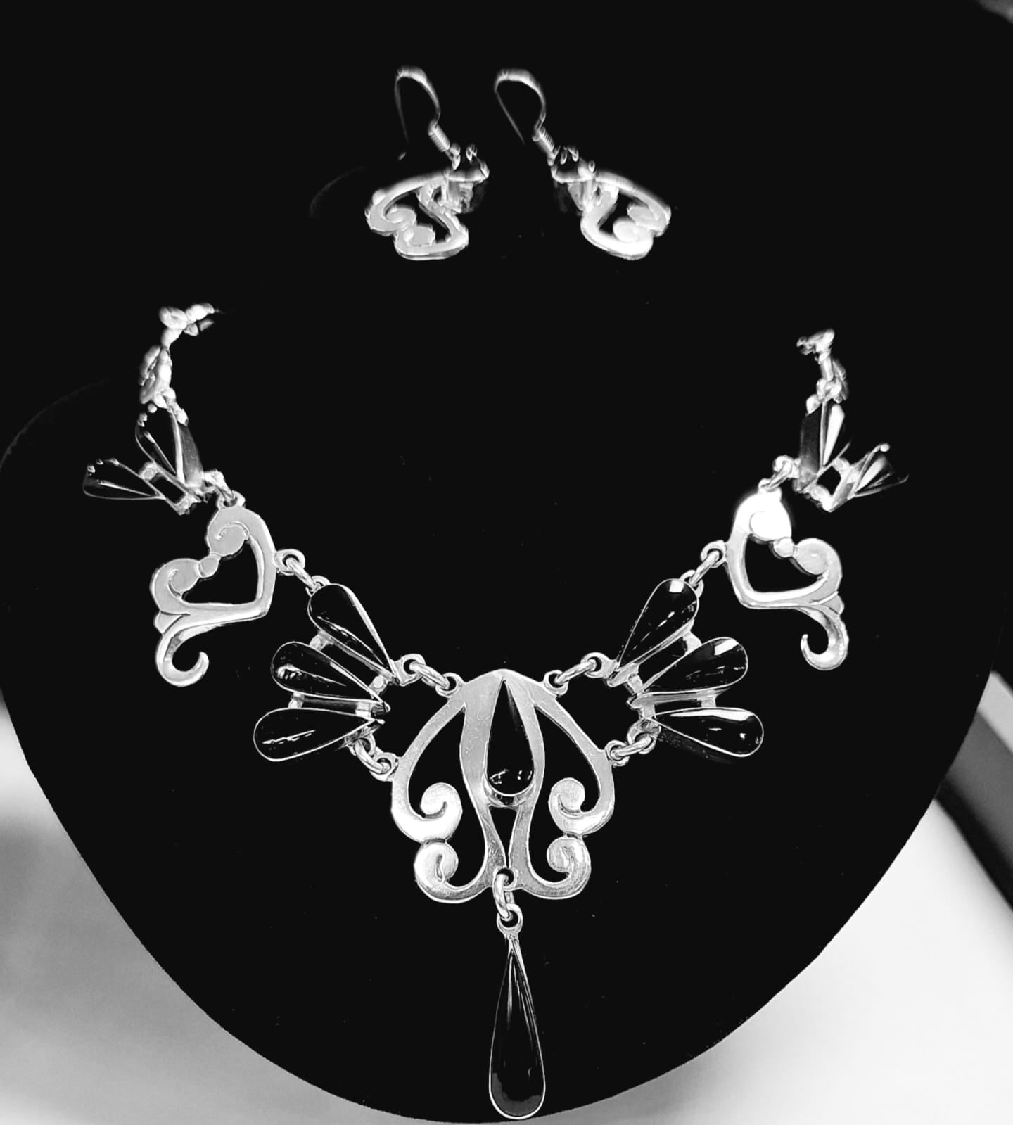 COLLAR CON INCRUSTACIONES DE PIEDRA OBSIDIANA  EN PLATA LEY 925