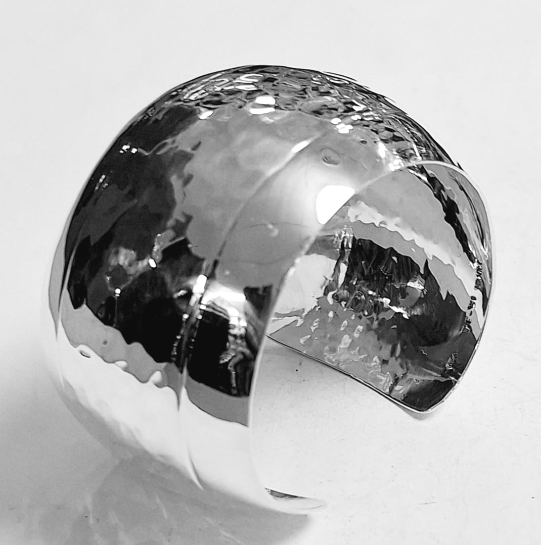 BRAZALETE MARTILLADO EN PLATA LEY 925