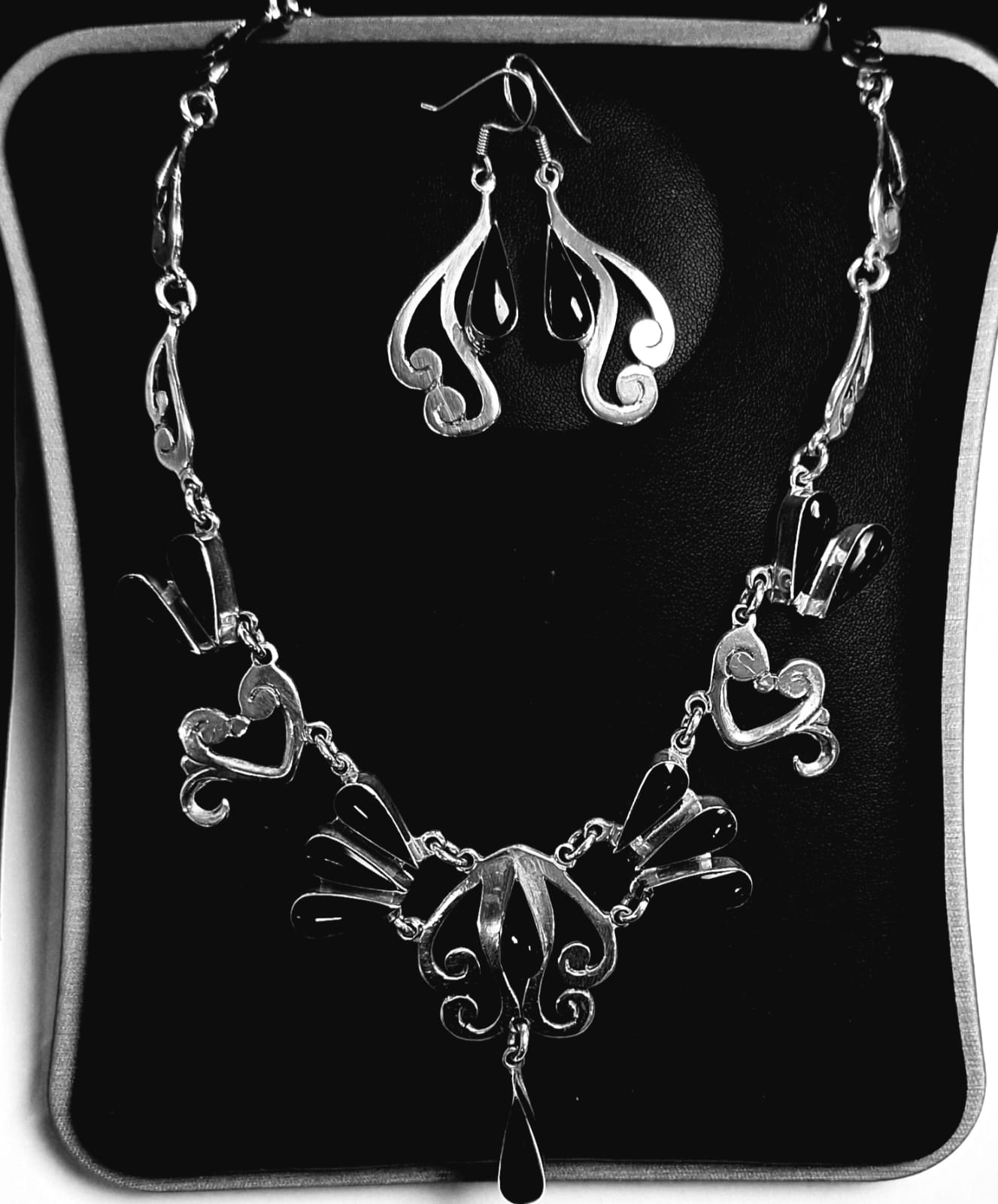COLLAR CON INCRUSTACIONES DE PIEDRA OBSIDIANA  EN PLATA LEY 925