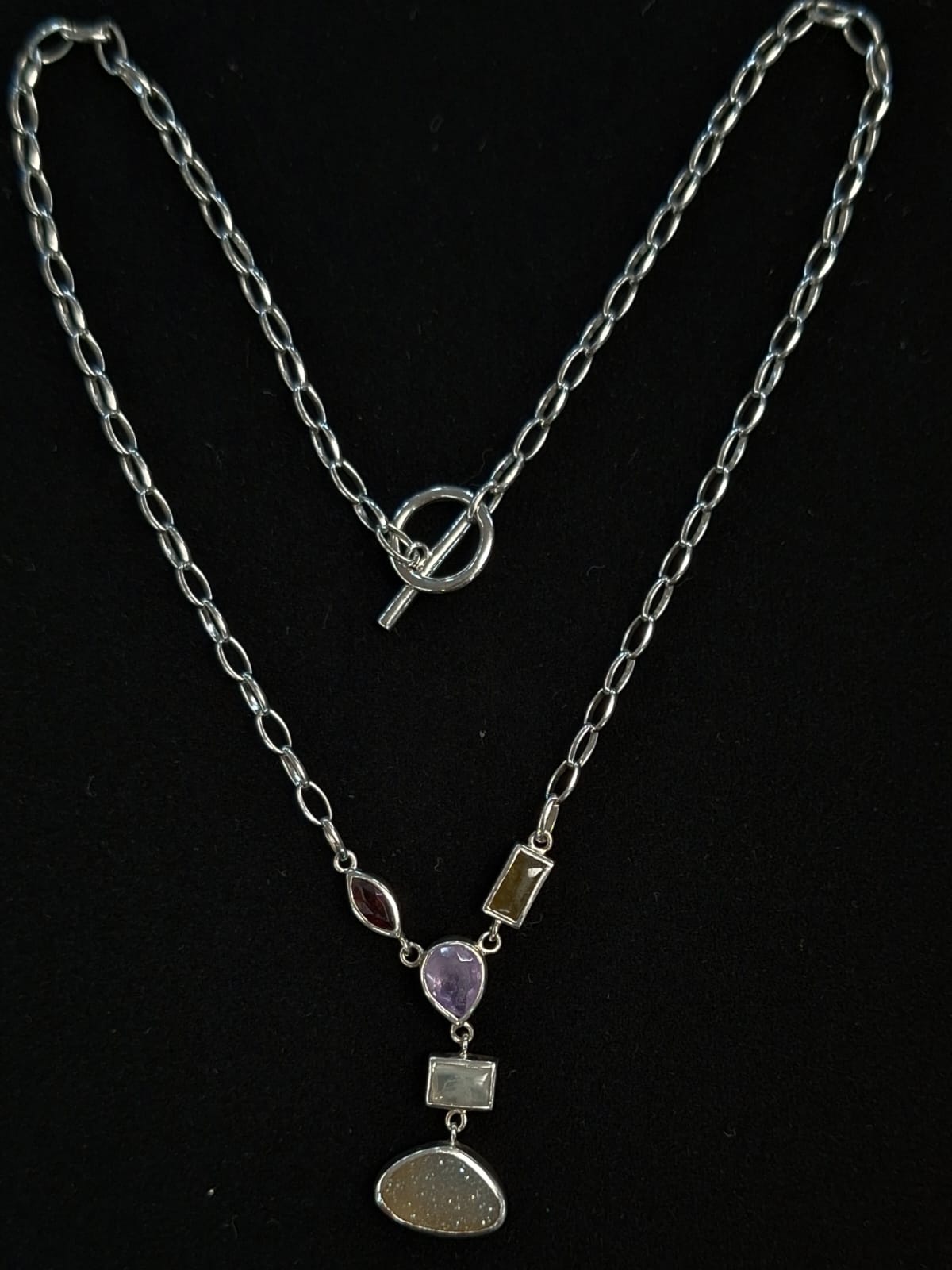 COLLAR CON INCRUSTACIONES DE AMASTISTA , CUARZO Y GRANATE  EN PLATA LEY 925