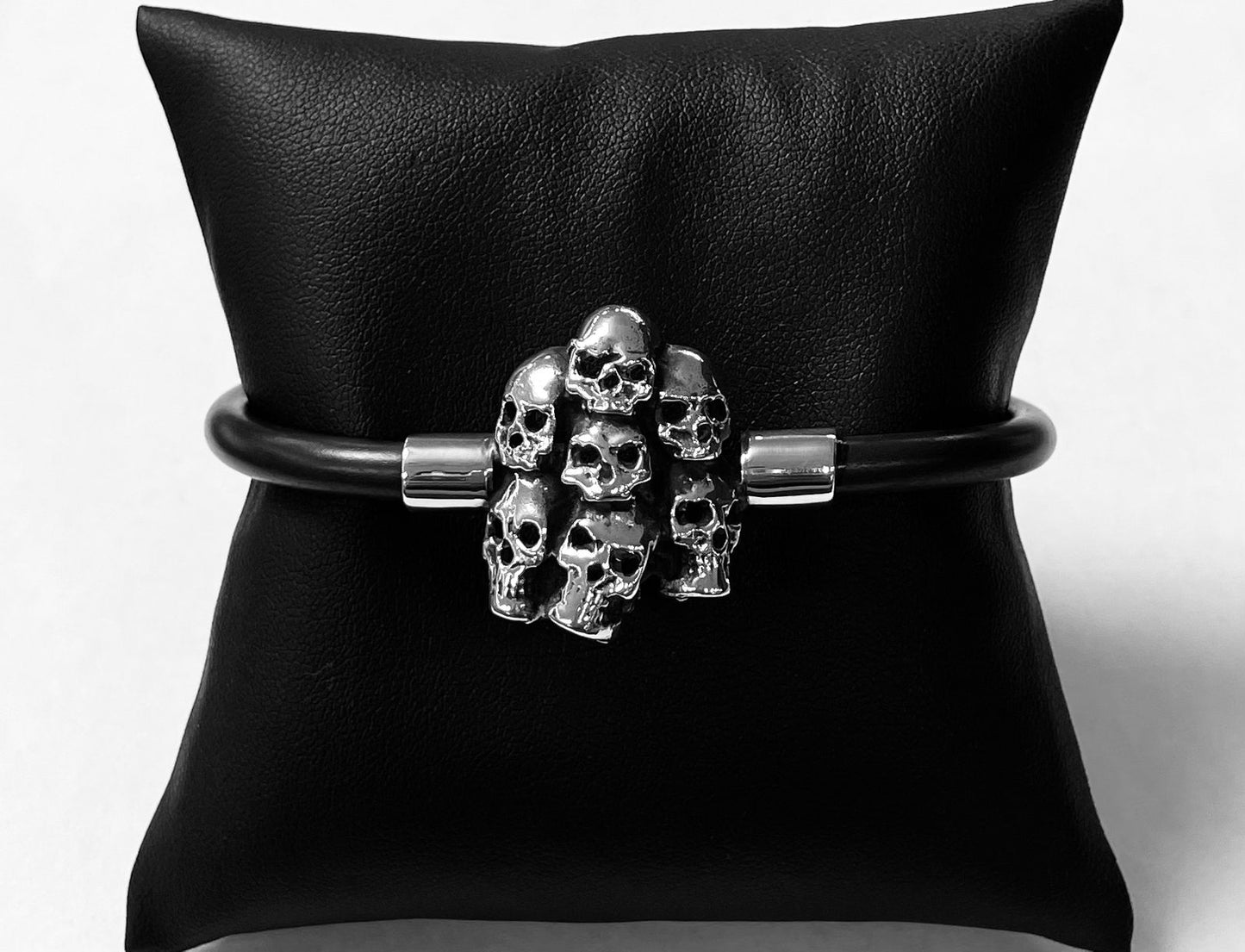 BRAZALETE DE SIETE CRANEOS  EN PLATA LEY 925  CON CAUCHO