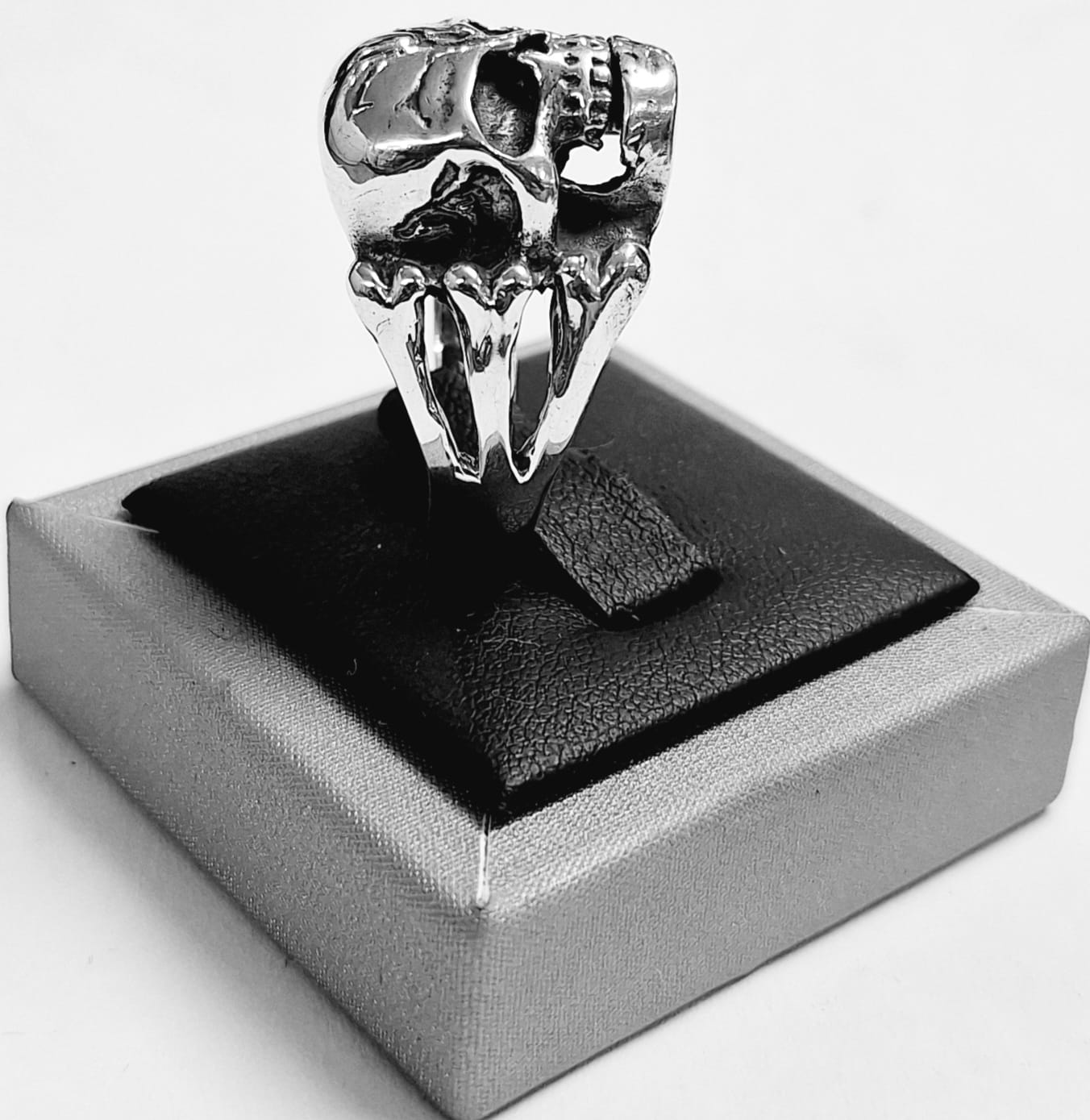 ANILLO CALAVERA EN PLATA LEY 925