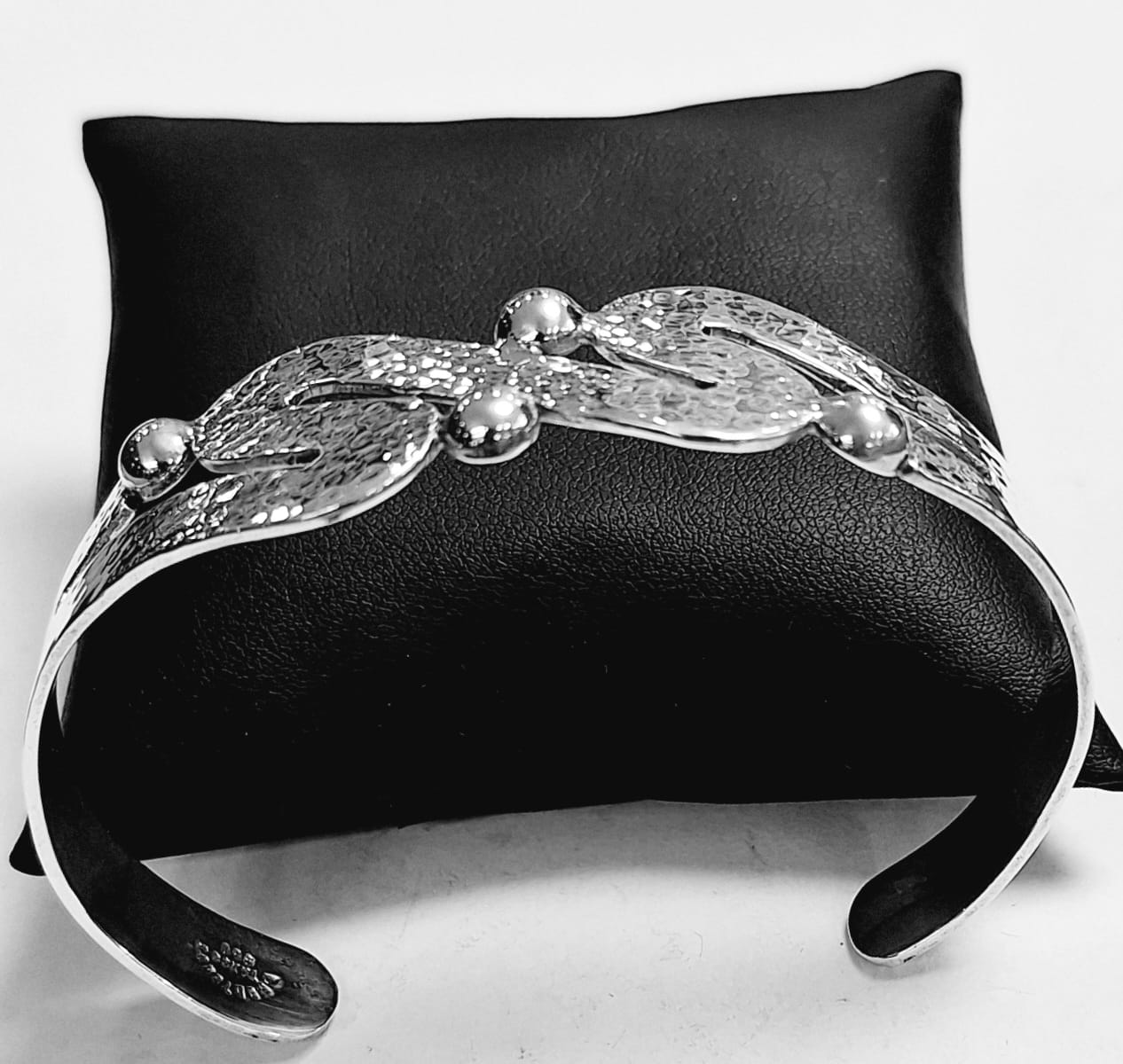 BRAZALETE MARTILLADO EN PLATA LEY 950