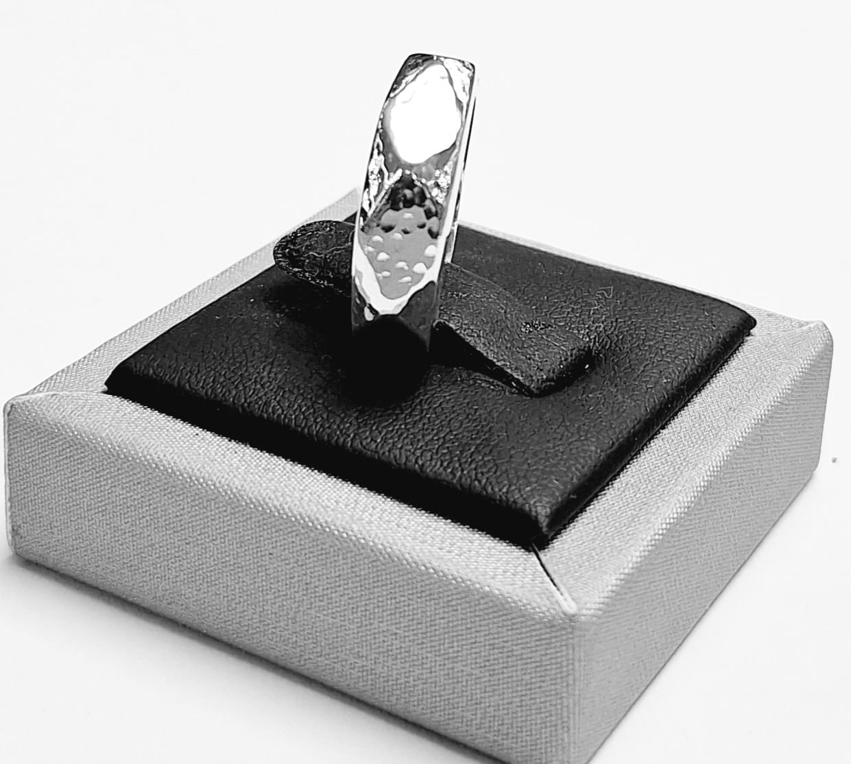 ANILLO MARTILLADO EN PLATA LEY 925