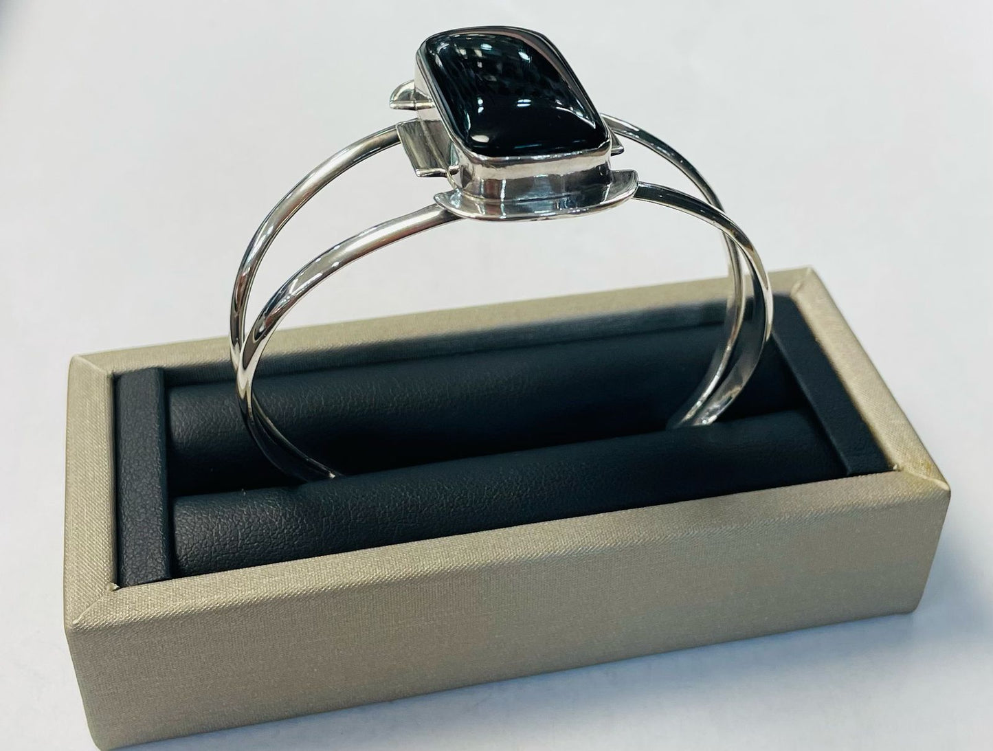 BRAZALETE EN PLATA LEY 925 CON OBSIDIANA