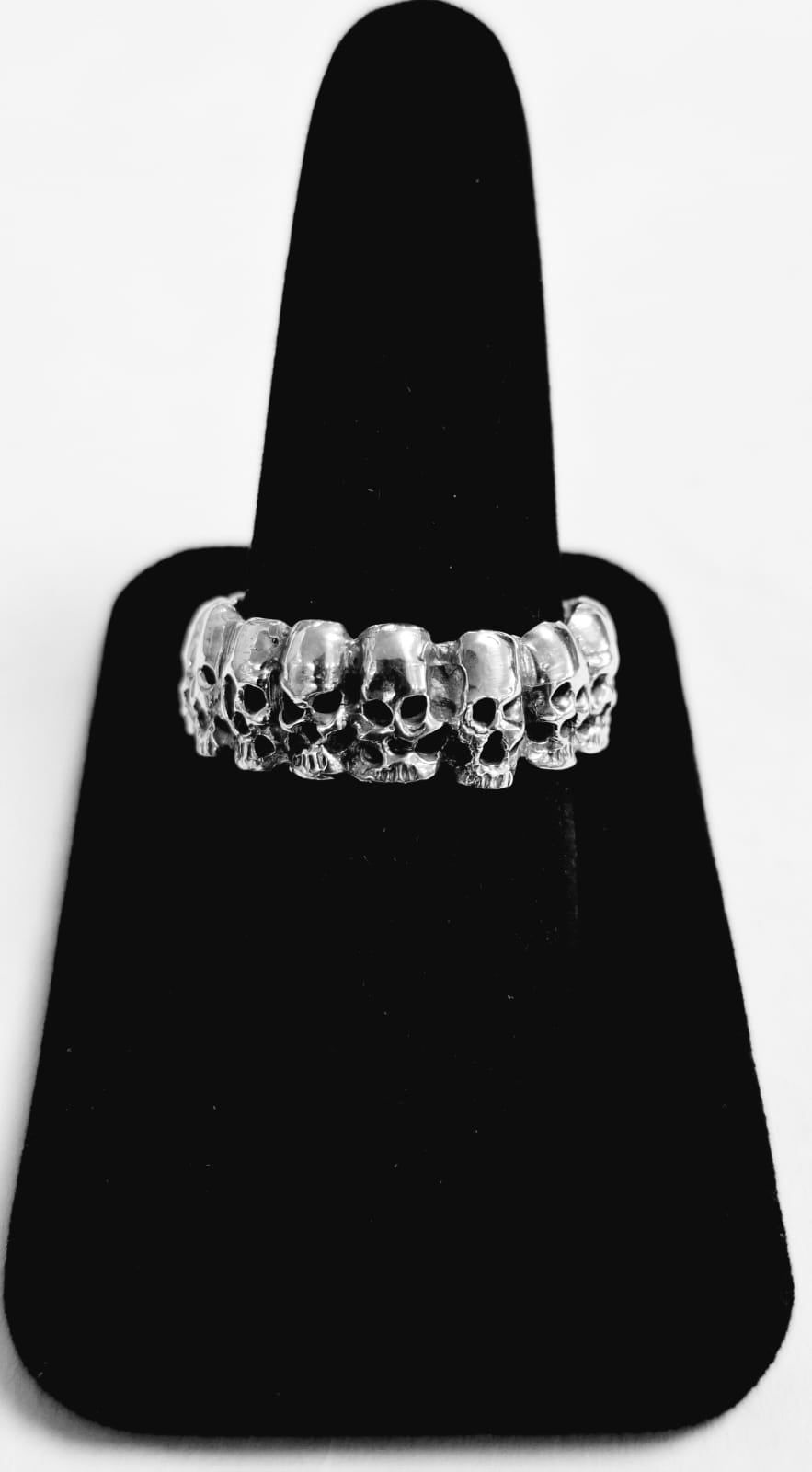 ANILLO DE CRÁNEOS EN PLATA LEY 925