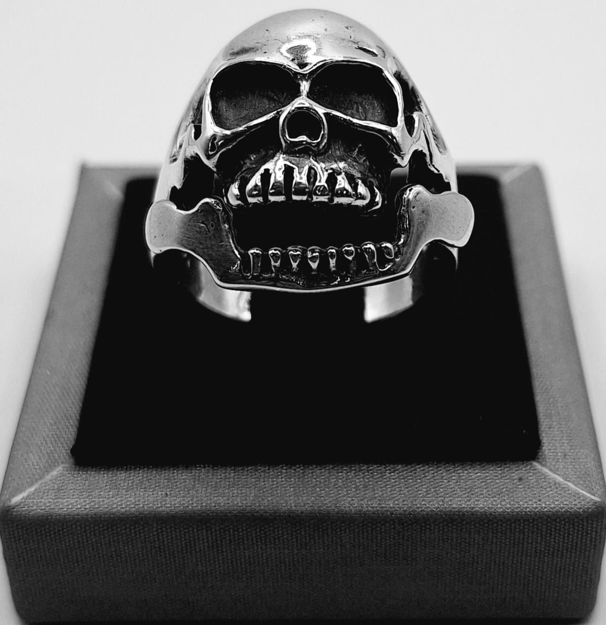 ANILLO CRANEO EN PLATA LEY 925