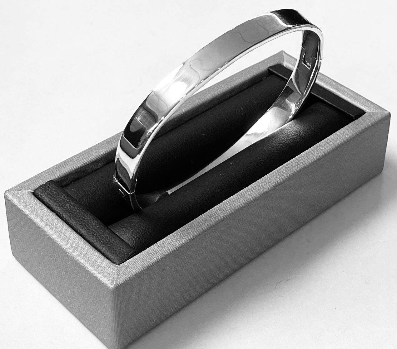 BRAZALETE OVALADO  EN PLATA LEY 925