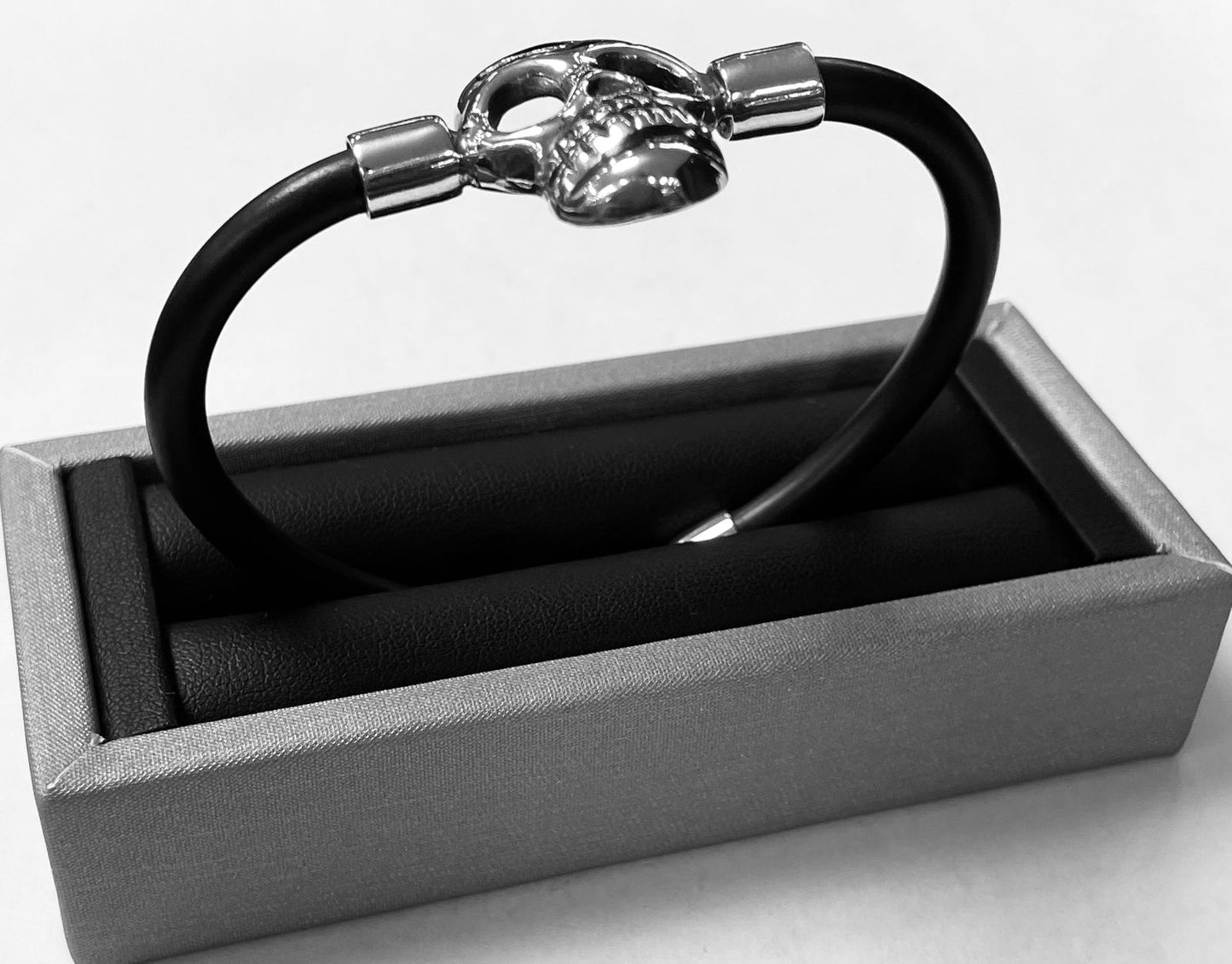 BRAZALETE EN PLATA LEY 925 CON CAUCHO