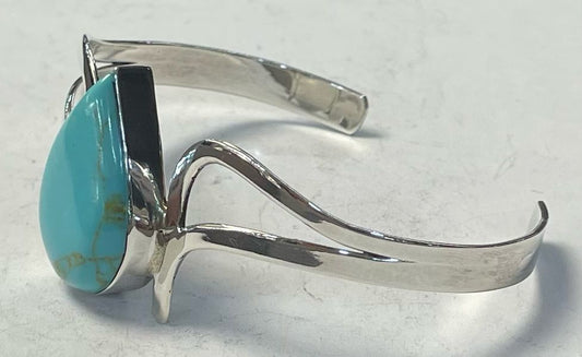 Brazalete con Turquesa en Plata Ley 925, vista frontal