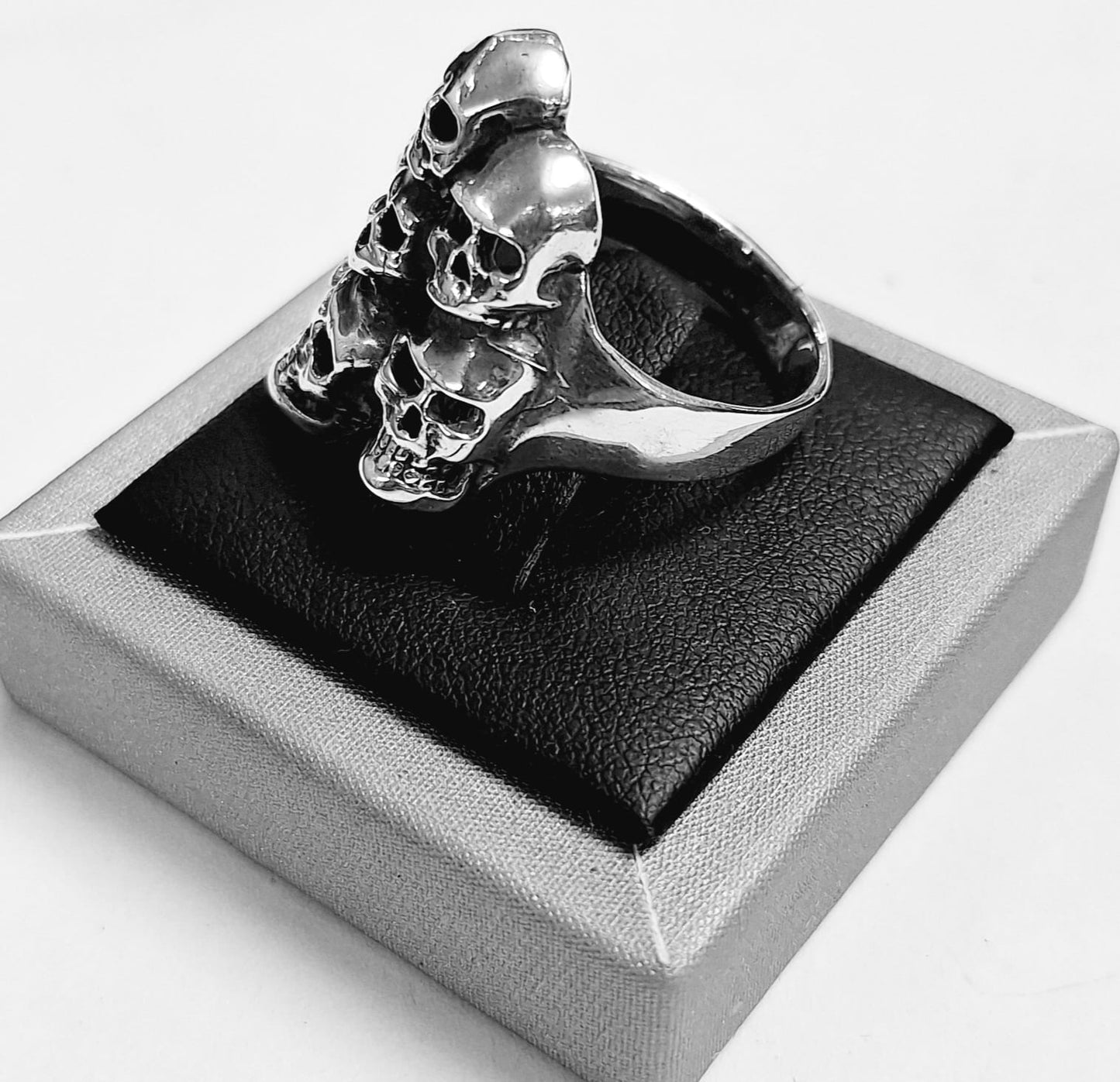 ANILLO DE SIETE CRÁNEOS EN PLATA LEY 925