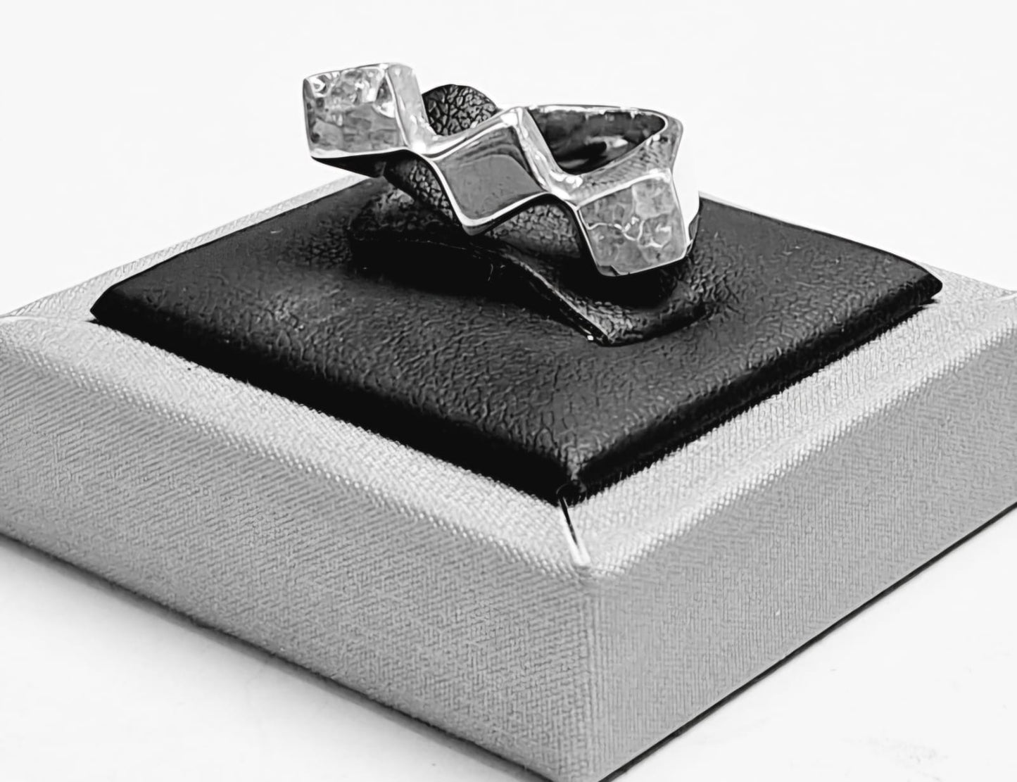 ANILLO MARTILLADO EN PLATA LEY 925