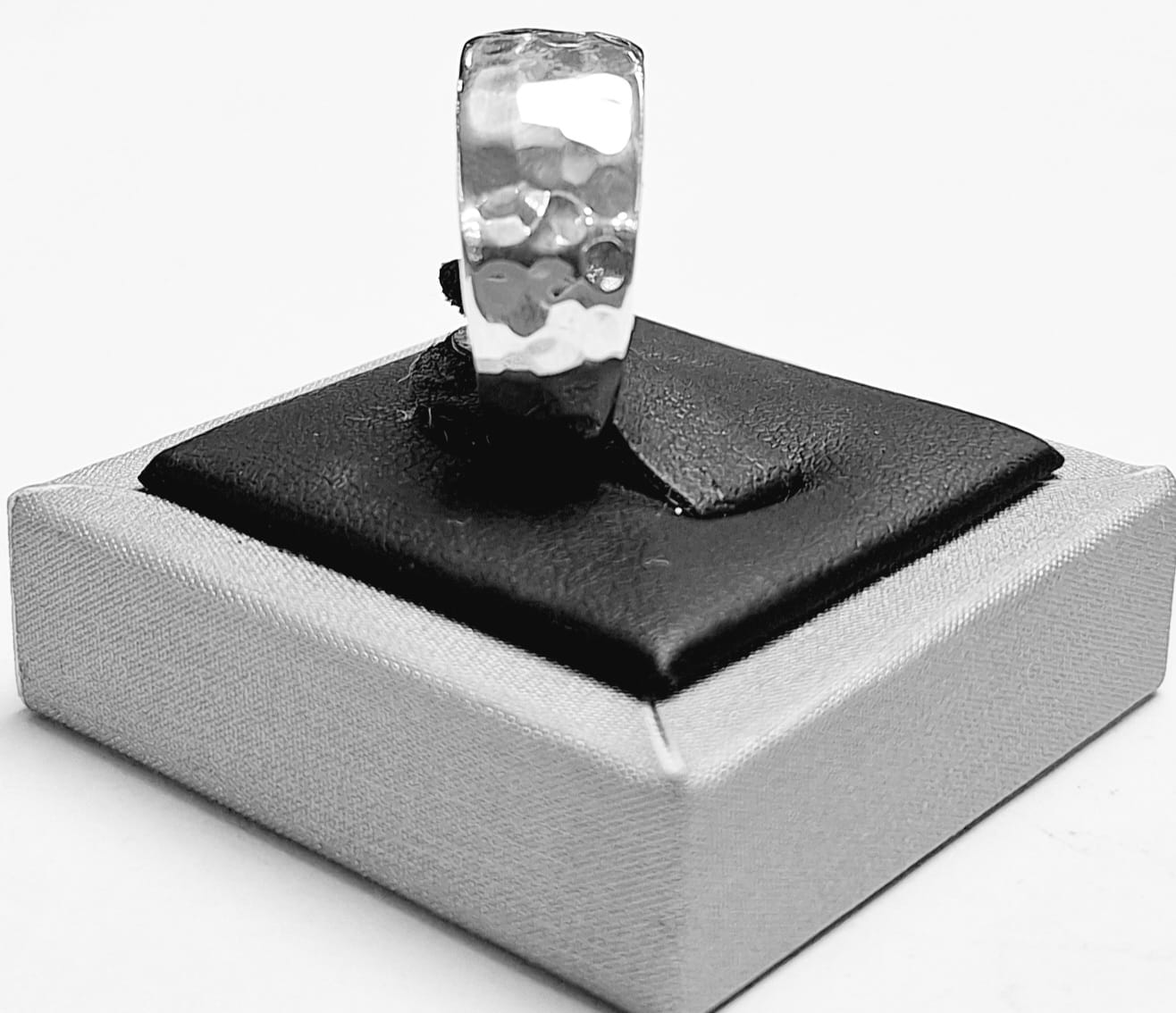 ANILLO MARTILLADO  EN  PLATA LEY 925