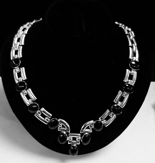 Collar con Incrustaciones Obsidiana en Plata Ley 950, vista frontal