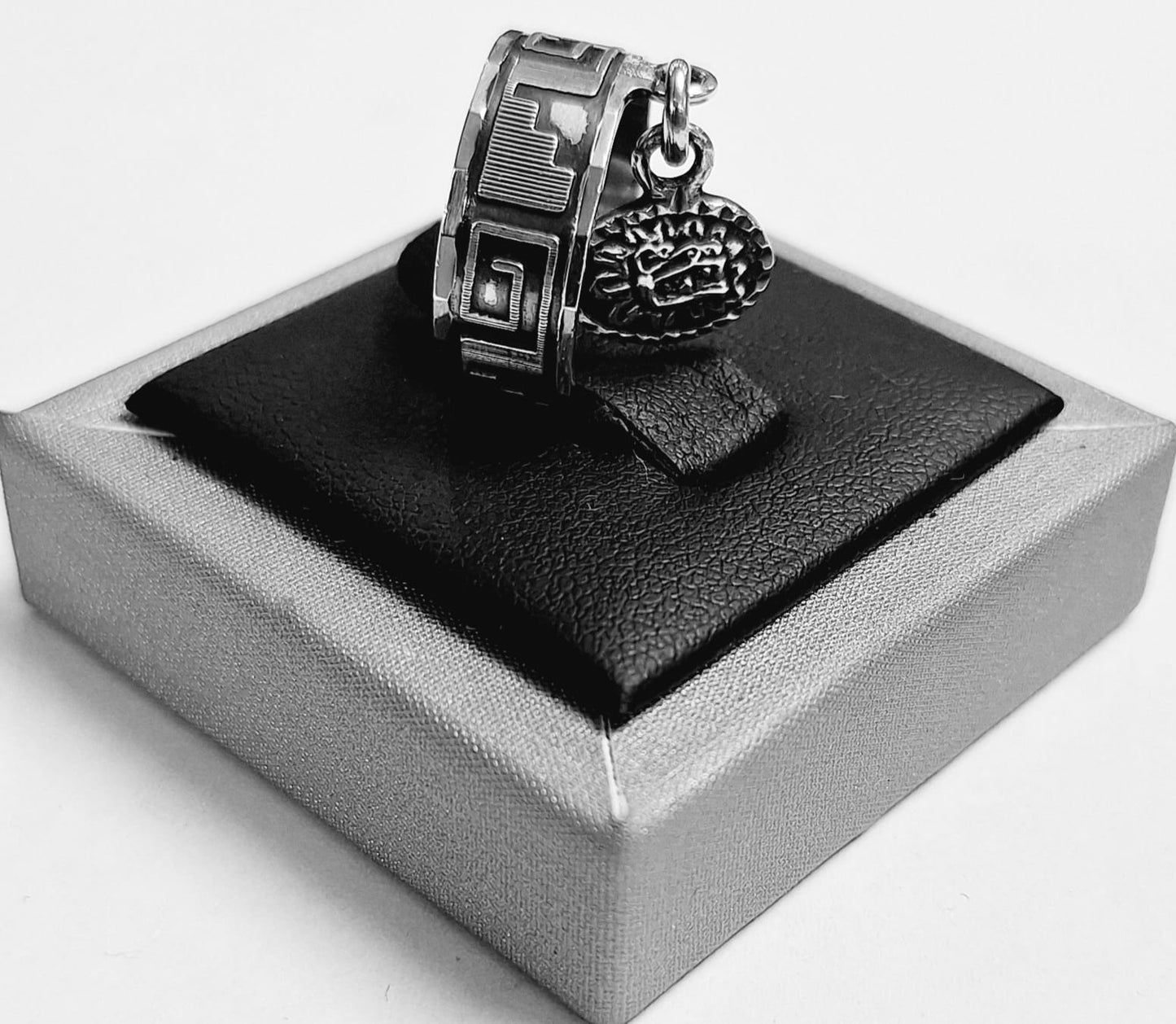 ANILLO CON COLGANTE DE CABEZA DE KUKULKÁN EN PLATA LEY 925