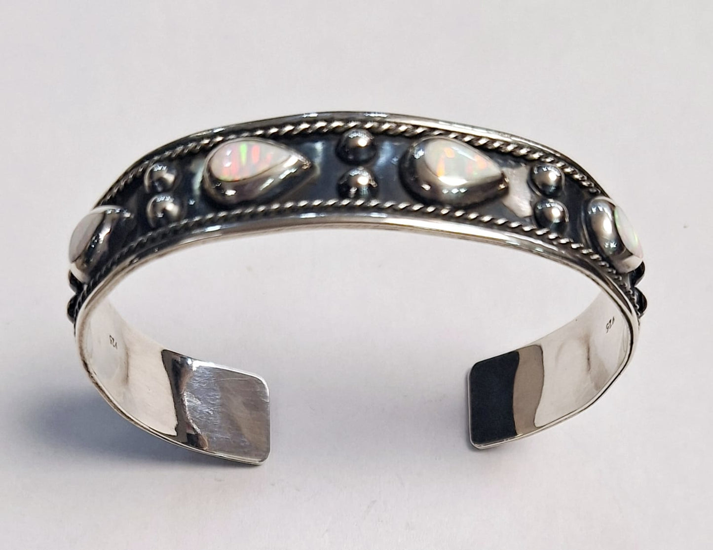 BRAZALETE CON OPALO EN PLATA LEY 925