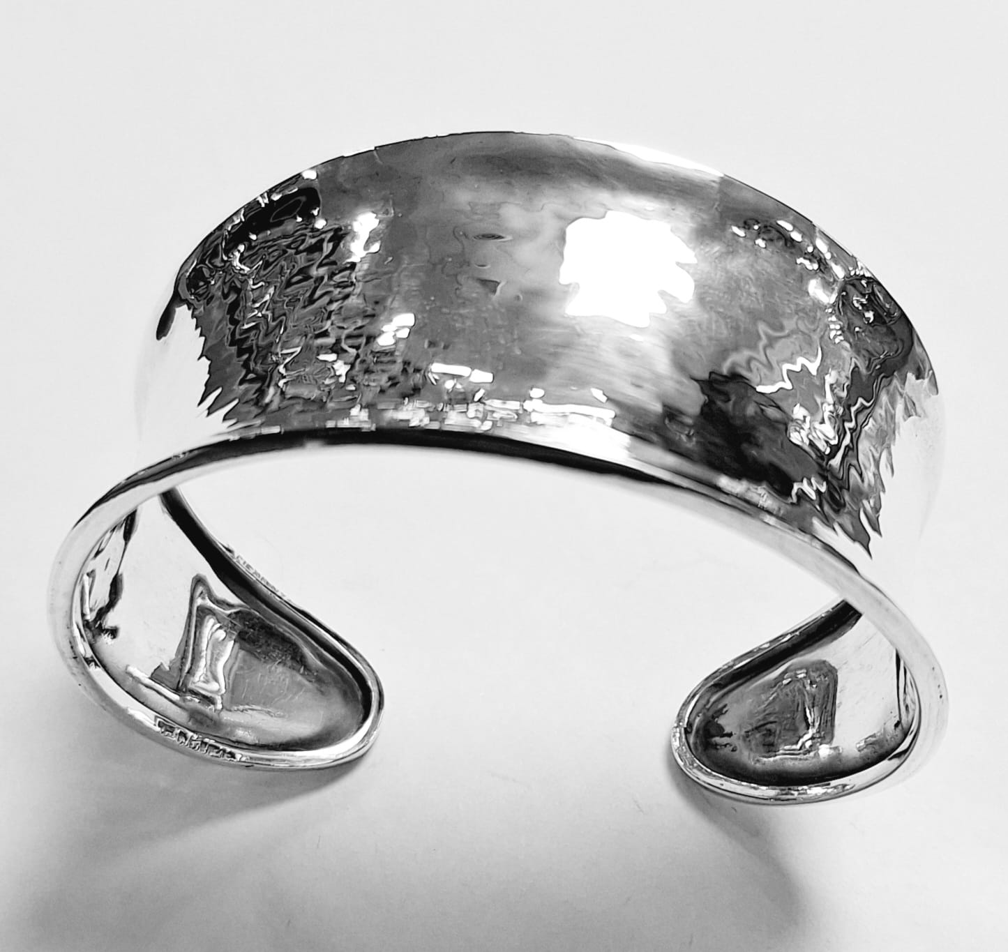 BRAZALETE MARTILLADO EN PLATA LEY 925