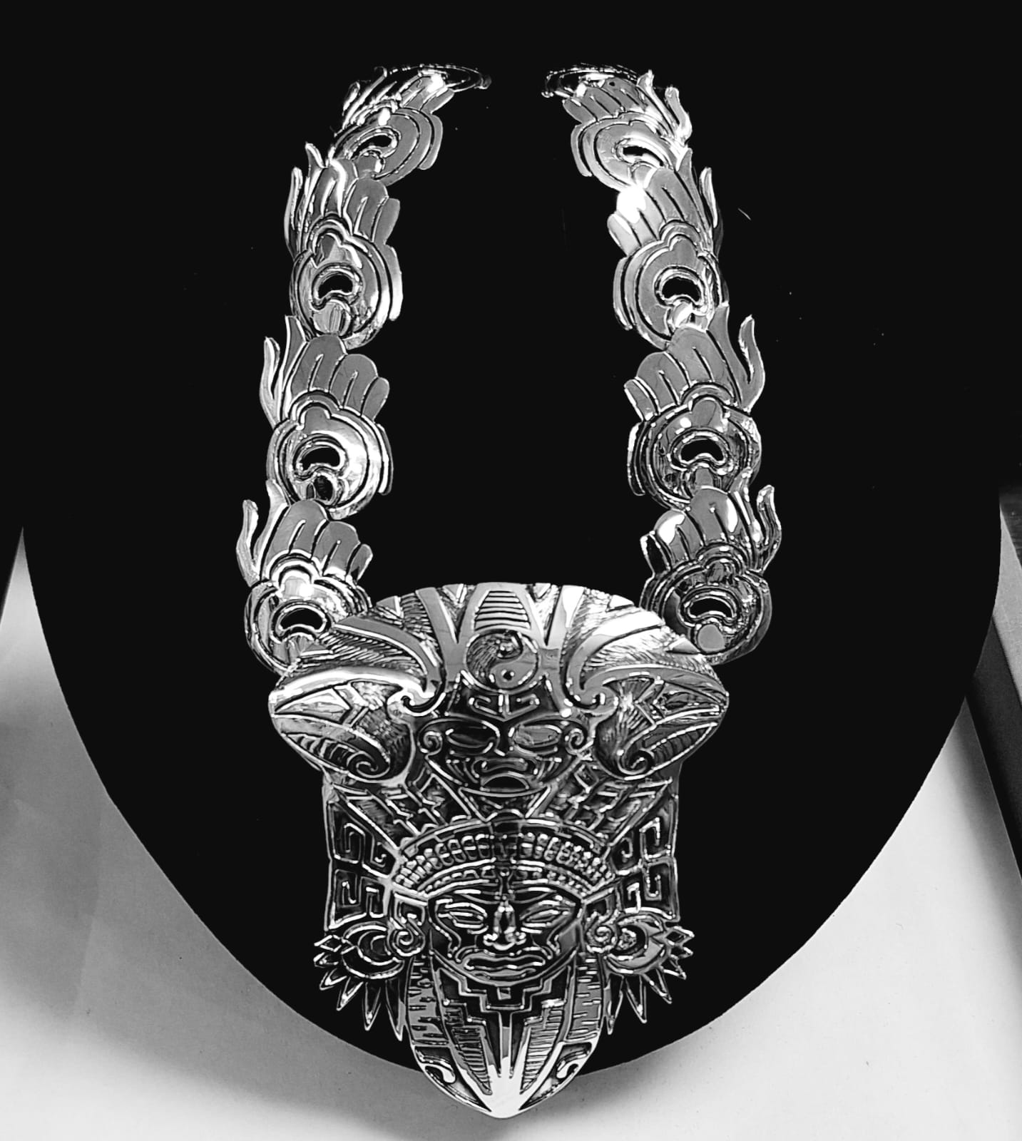COLLAR ESCUDO PREHISPÁNICO CULTURA MAYA EN PLATA LEY 950